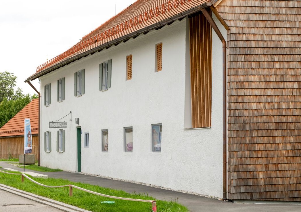 Mesnerhaus bei Kloser Seeon, im Hintergrund das alte Backhaus