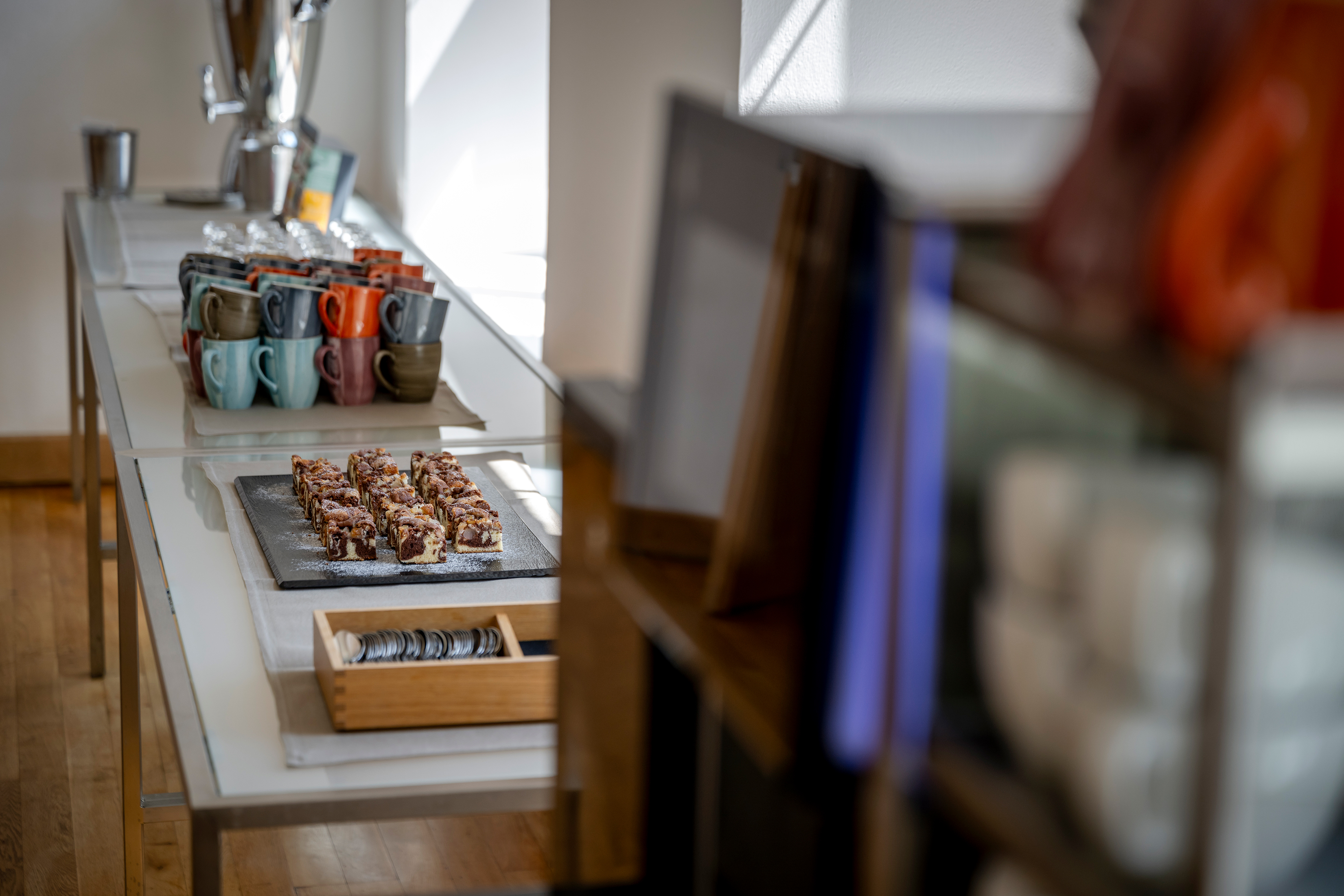 Kaffeepausen Bereich mit Kuchen