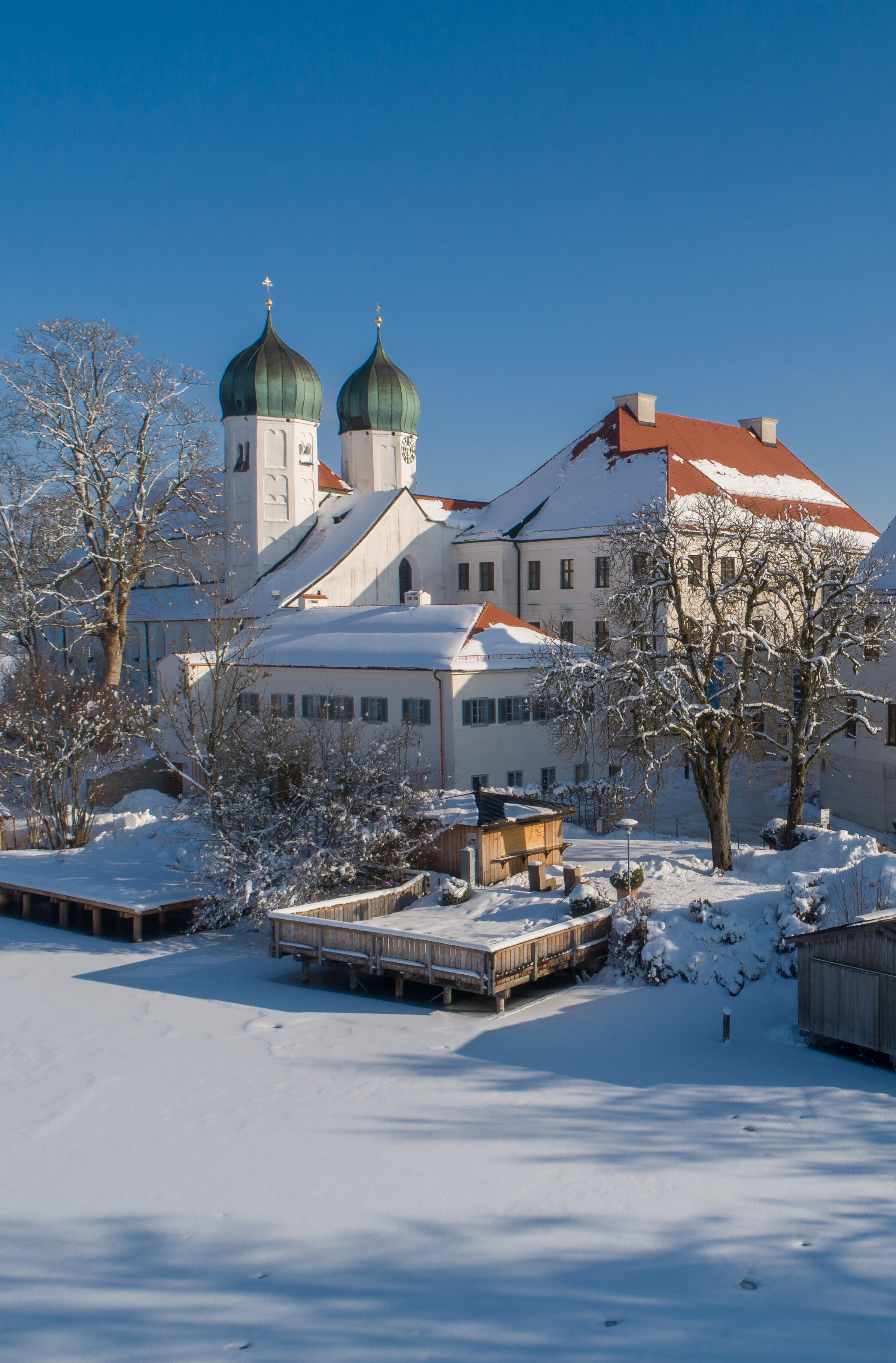 Verschneites Kloster Seeon Blick auf das tief verschneite Kloster Seeon und die Zwiebeltürme der ehemaligen Klosterkirche