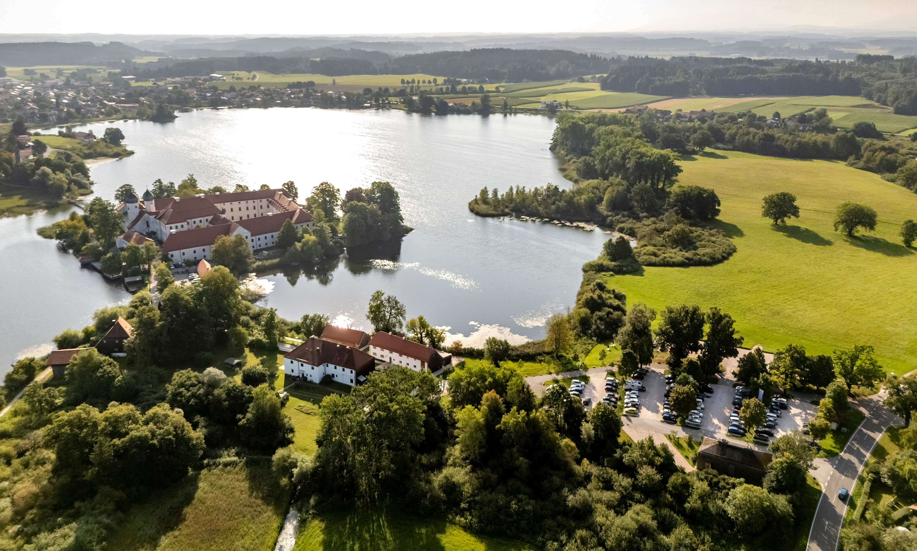 Luftbild mit Parksituation bei Kloster Seeon