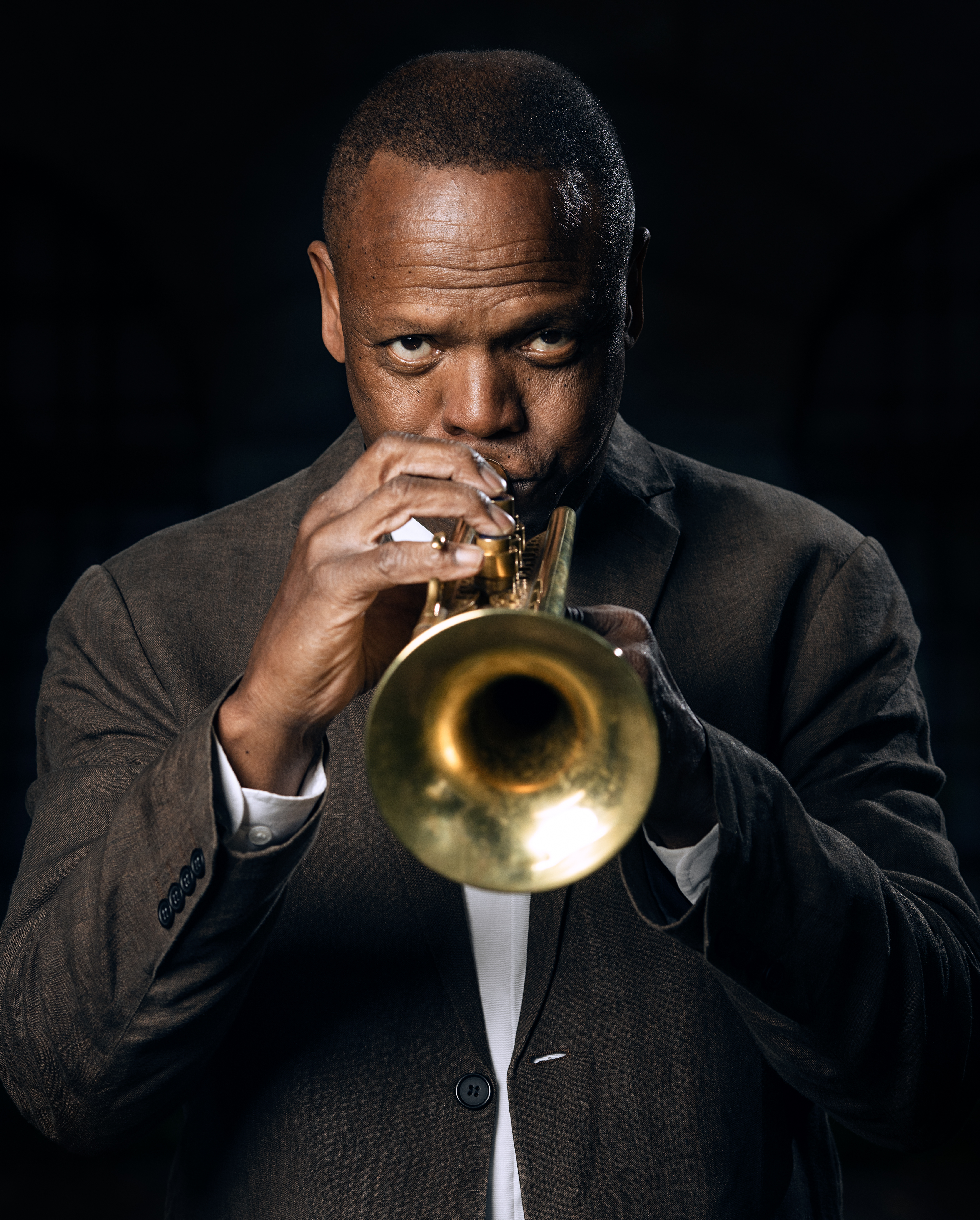 Titelbild des neuen Kulturprogramms: Leroy Jones am Sonntag, 29.10. Tagungsrestaurant Ex Libris)