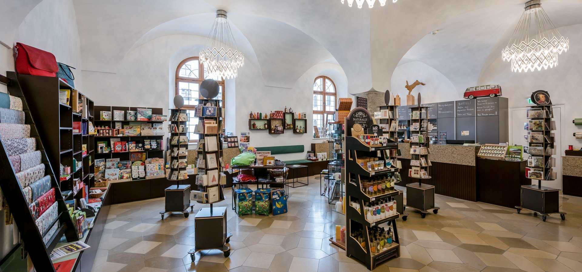 Blick in den Klosterladen Seeon mit Regalen und Aufstellern und das historische Gewölbe.