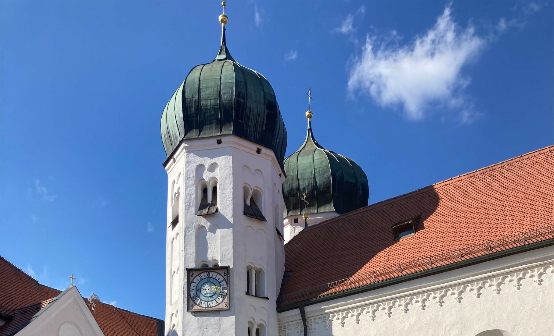 Blick aus dem Kreuzganginnenhof auf die Zwiebeltürme