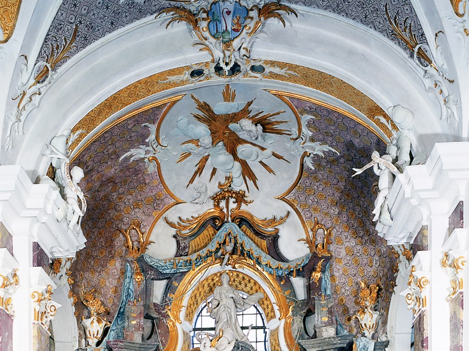 Blick auf die Stuckverzierungen über dem Altar in der Nikolauskapelle von Kloster Seeon