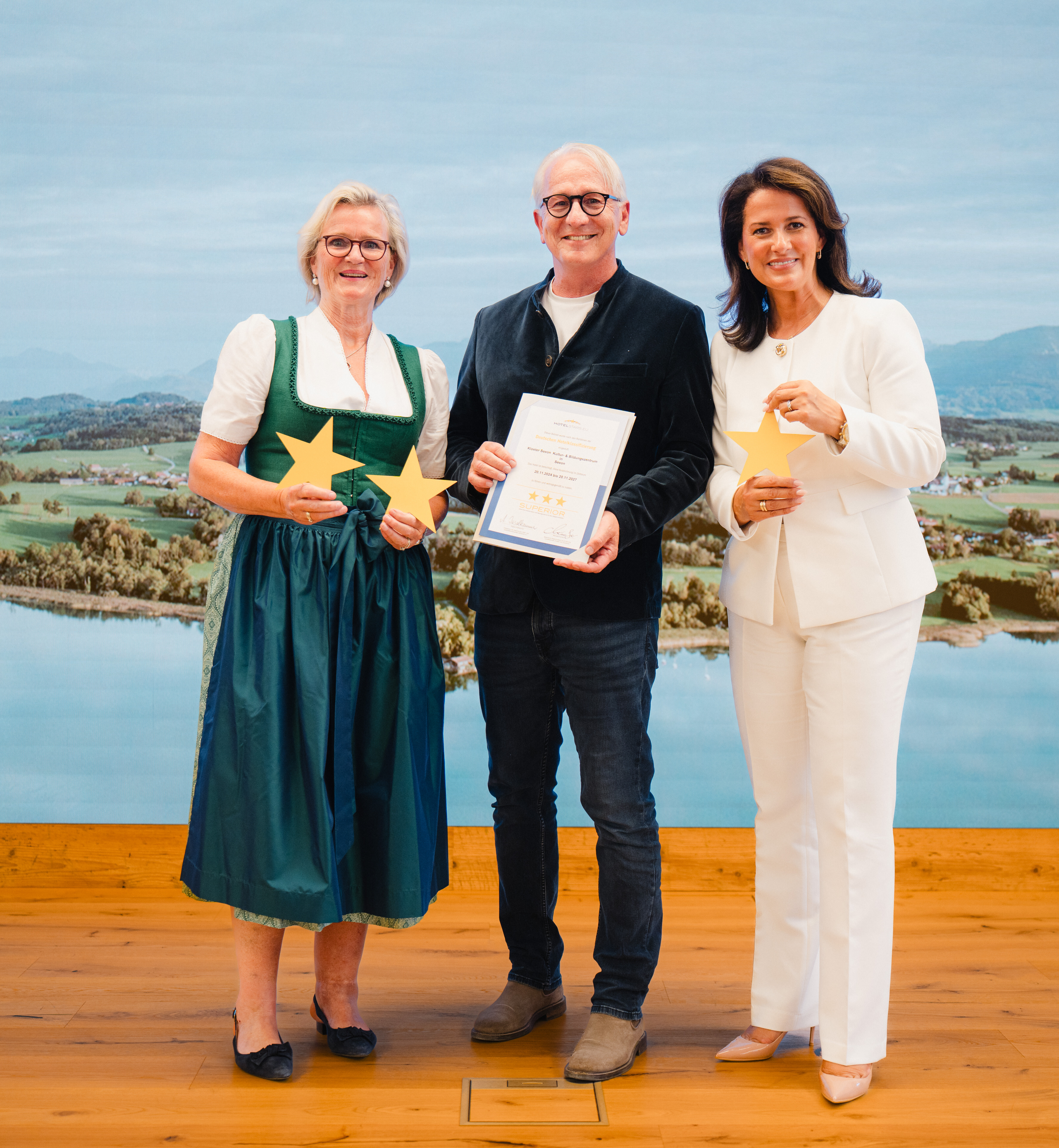 Kloster Seeon Kultur- & Bildungszentrum, Seeon: (v. l.) Angela Inselkammer (Präsidentin DEHOGA Bayern), Gerald Schölzel und Staatsministerin Michaela Kaniber. (c) Flo Huber/StMELF