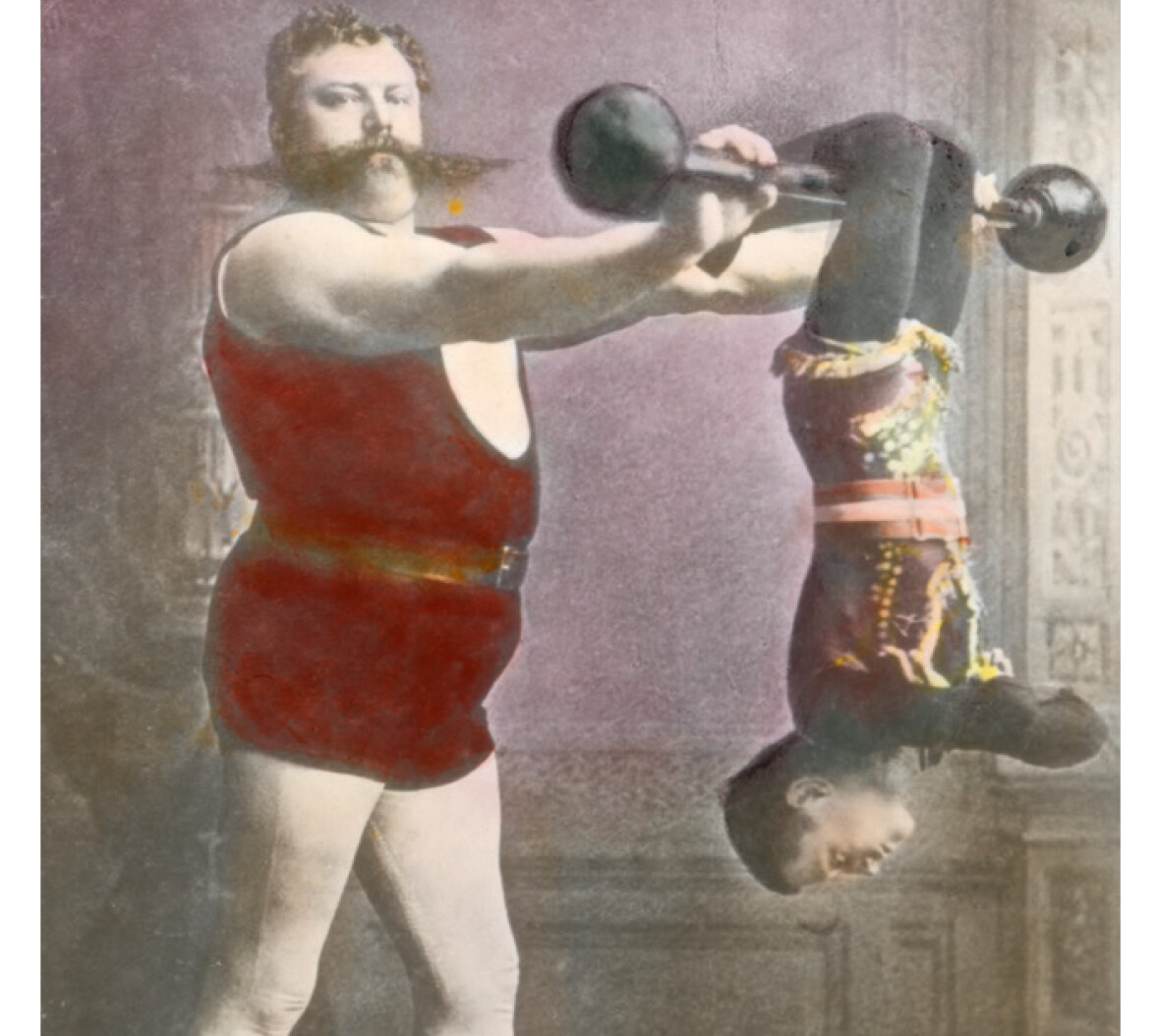 Die Vorderseite des Programmheftes mit einer Fotografie eines Gewichthebers aus der Sammlung Karl Valentin