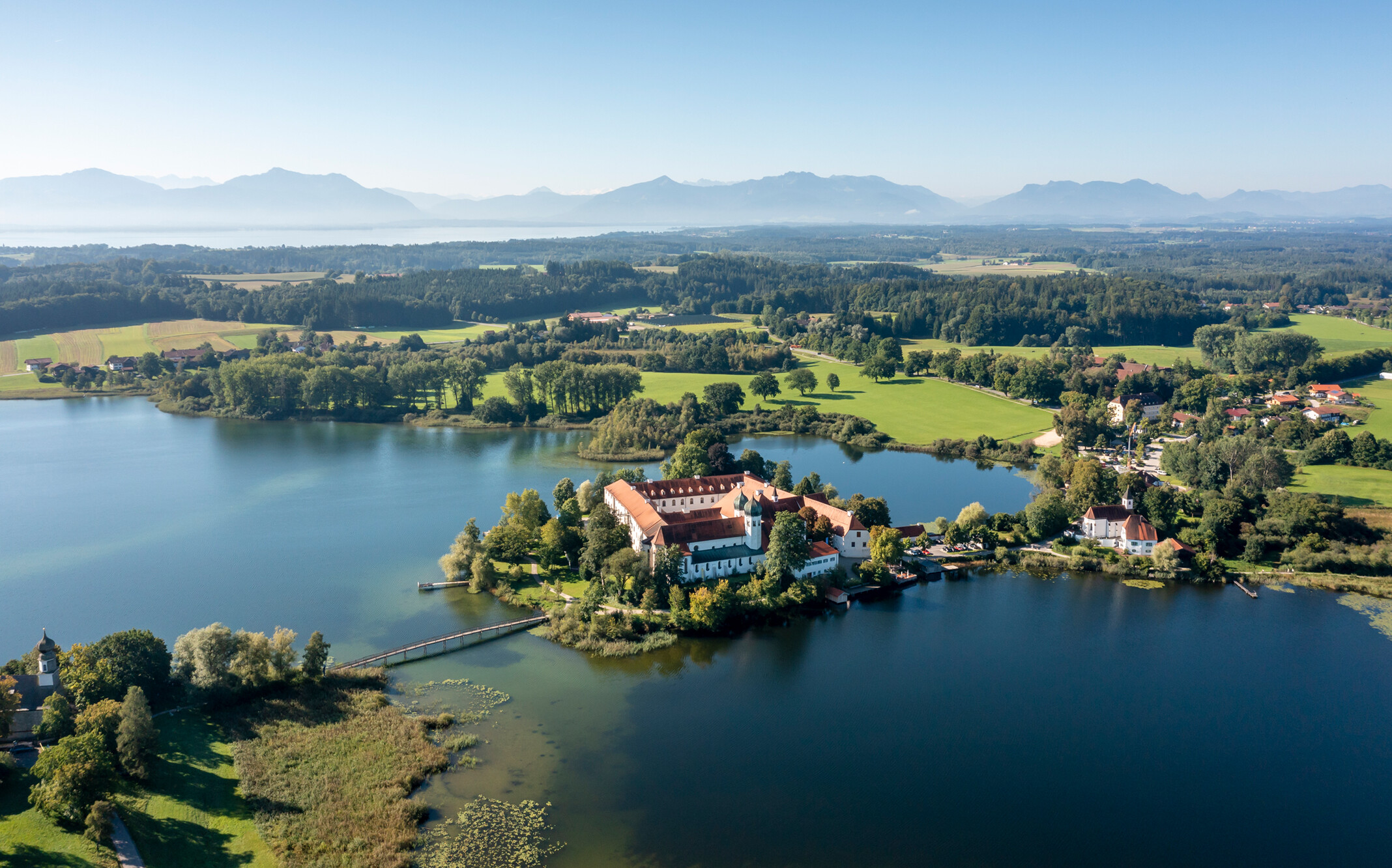 Luftbildaufnahme Kloster Seeon mit Chiemsee und Chiemgauer Berge