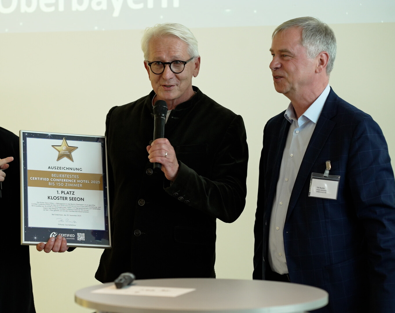 Geschäftsleiter von Kloster Seeon Gerald Schölzel mit Till TRunte, Geschäftsführer Certified bei der Preisverleihung Assistants World in Frankfurt