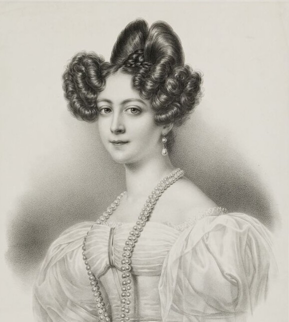 Das Portr&auml;t in schwarz-wei&szlig; zeigt eine junge, adelige Dame, in einem hellen Kleid mit gro&szlig;en Puff&auml;rmeln, dar&uuml;ber eine lange, doppelreihige Perlenkette. Das dunkle Haar ist zu einer Biedermeier-Frisur gesteckt, Locken rahmen das Gesicht ein, die Dame blickt den Betrachter aus dem Bild heraus an.