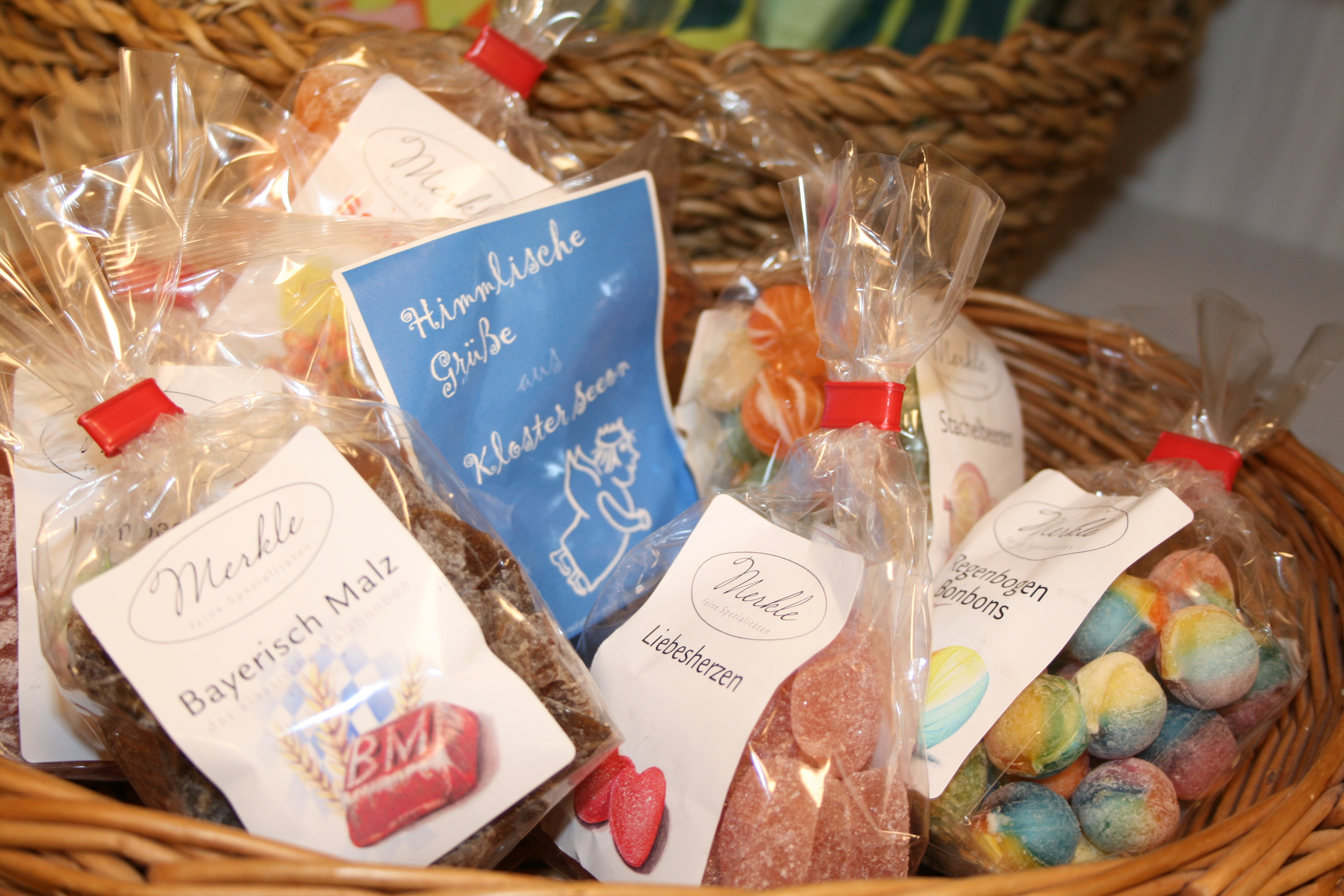 Körbchen gefüllt mit Bonbons und Fruchtengeln (Gummibärchen) im Klosterladen Seeon