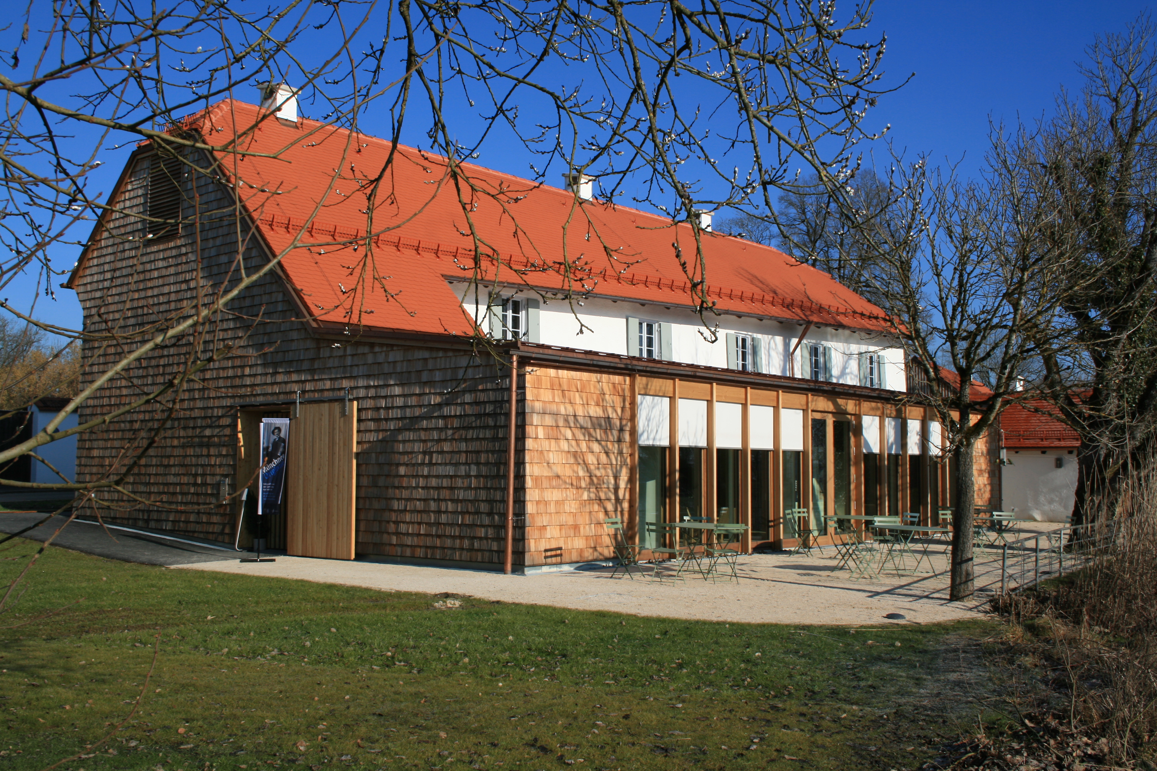 Das Mesnerhaus bei Kloster Seeon mit kleiner Terrasse direkt am Seeoner See