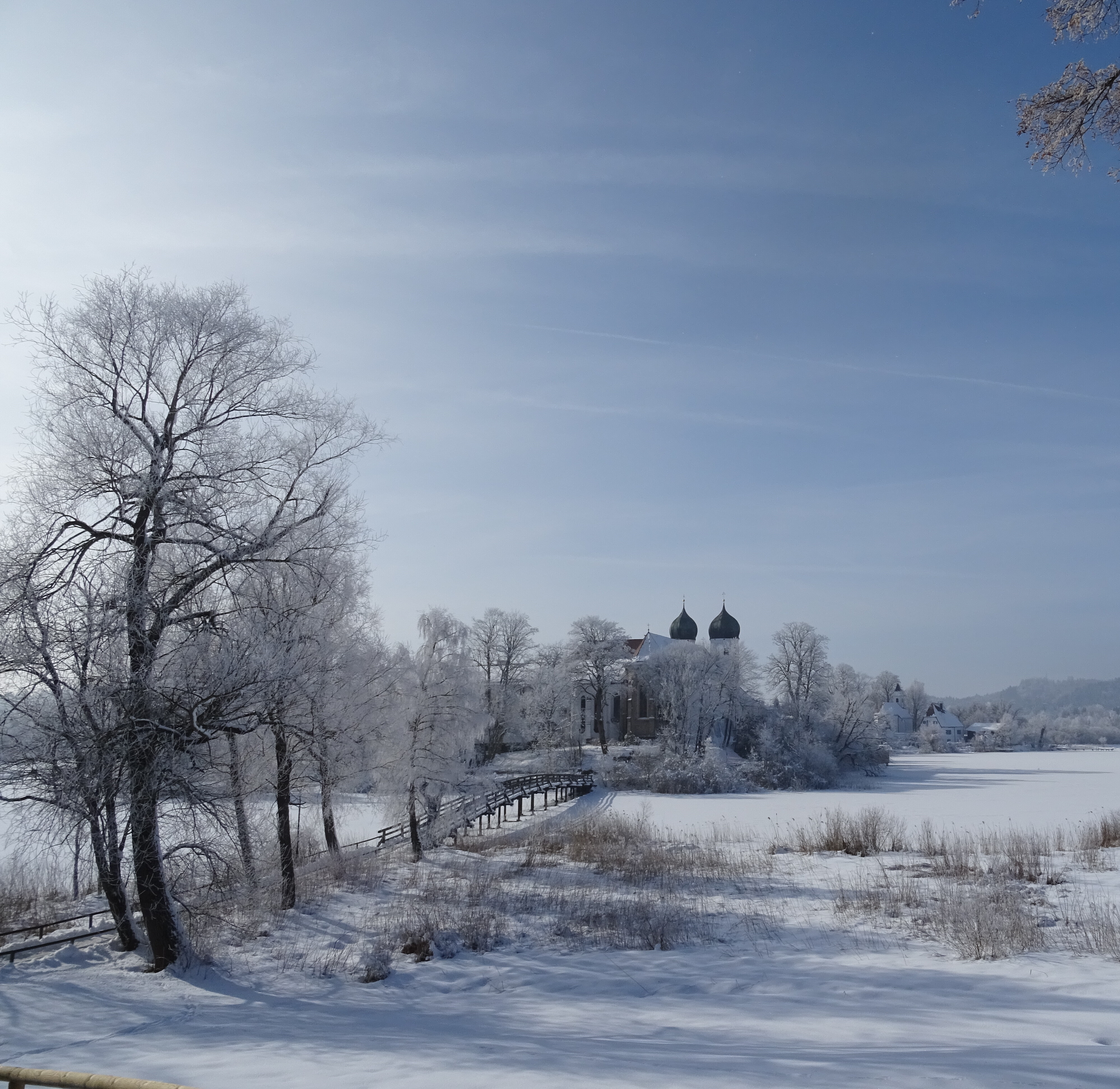 Kloster Seeon im Winterkleid mit Brücke  