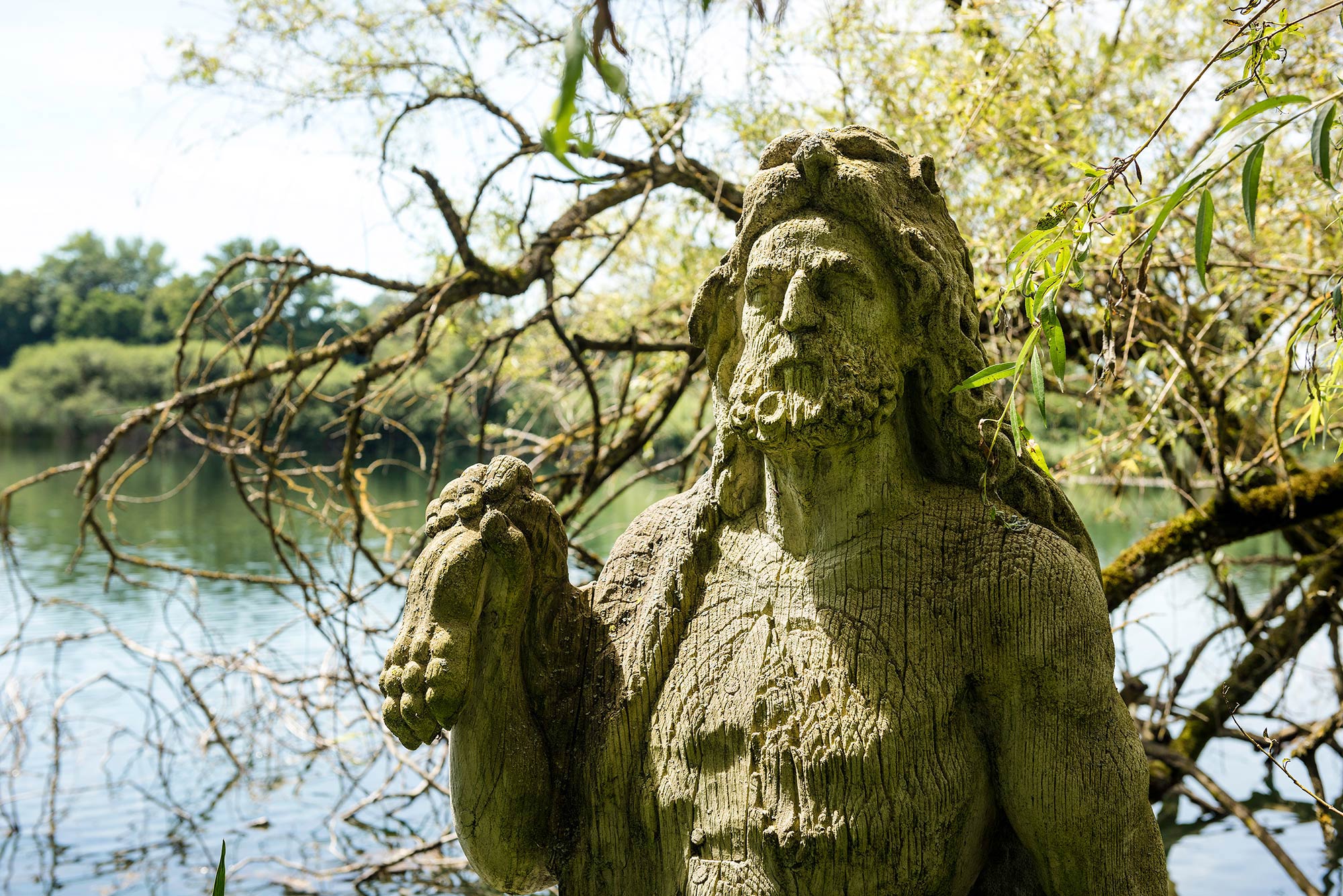 Herkules im Seeoner See - Kunstwerk am Kloster Seeon