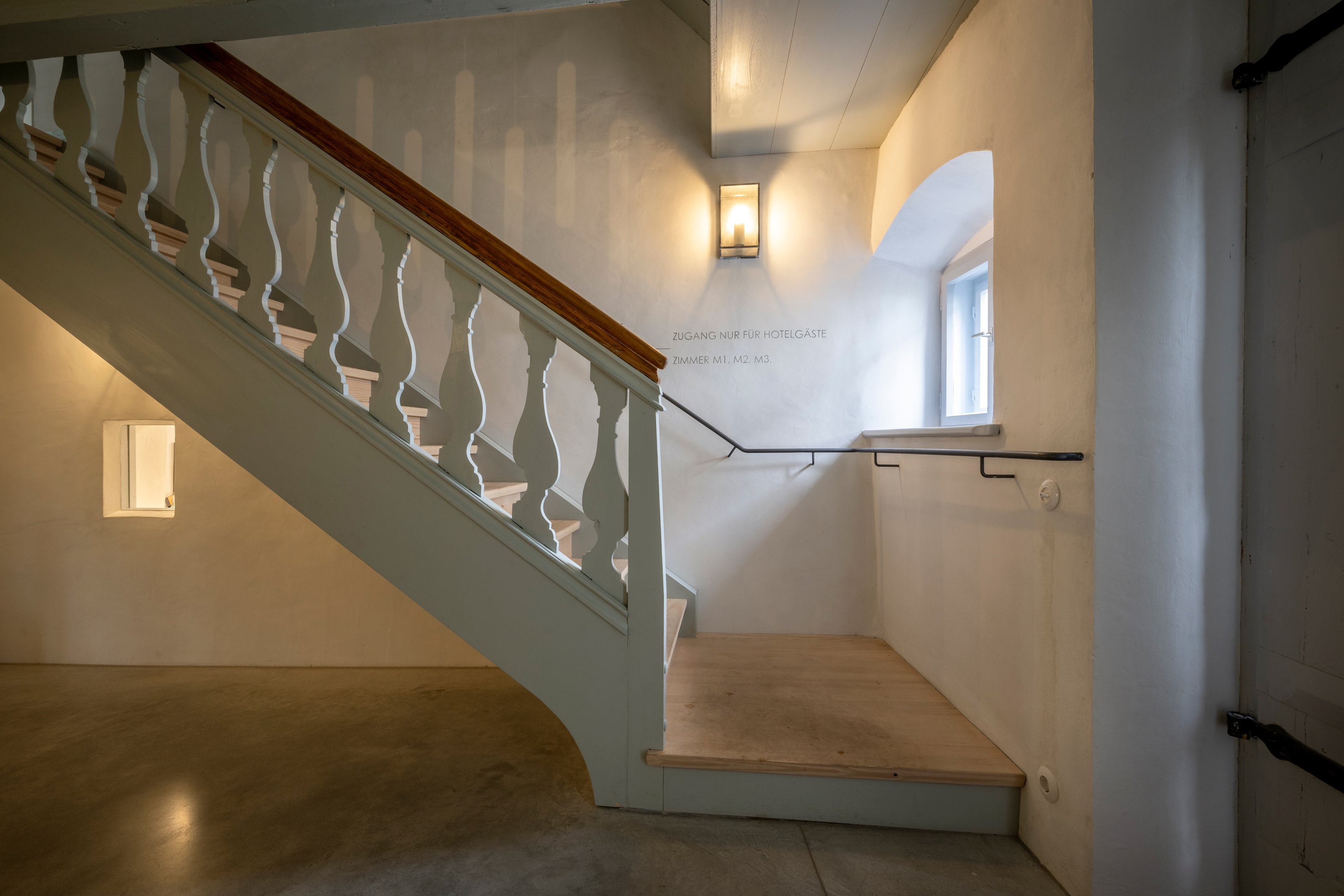 Treppe zu den Mesnerhaus Zimmern