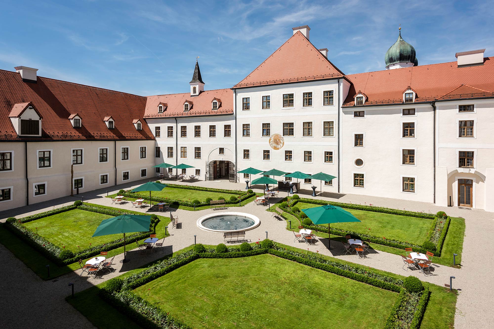 Der Innenhof von Kloster Seeon bei Sonnenschein