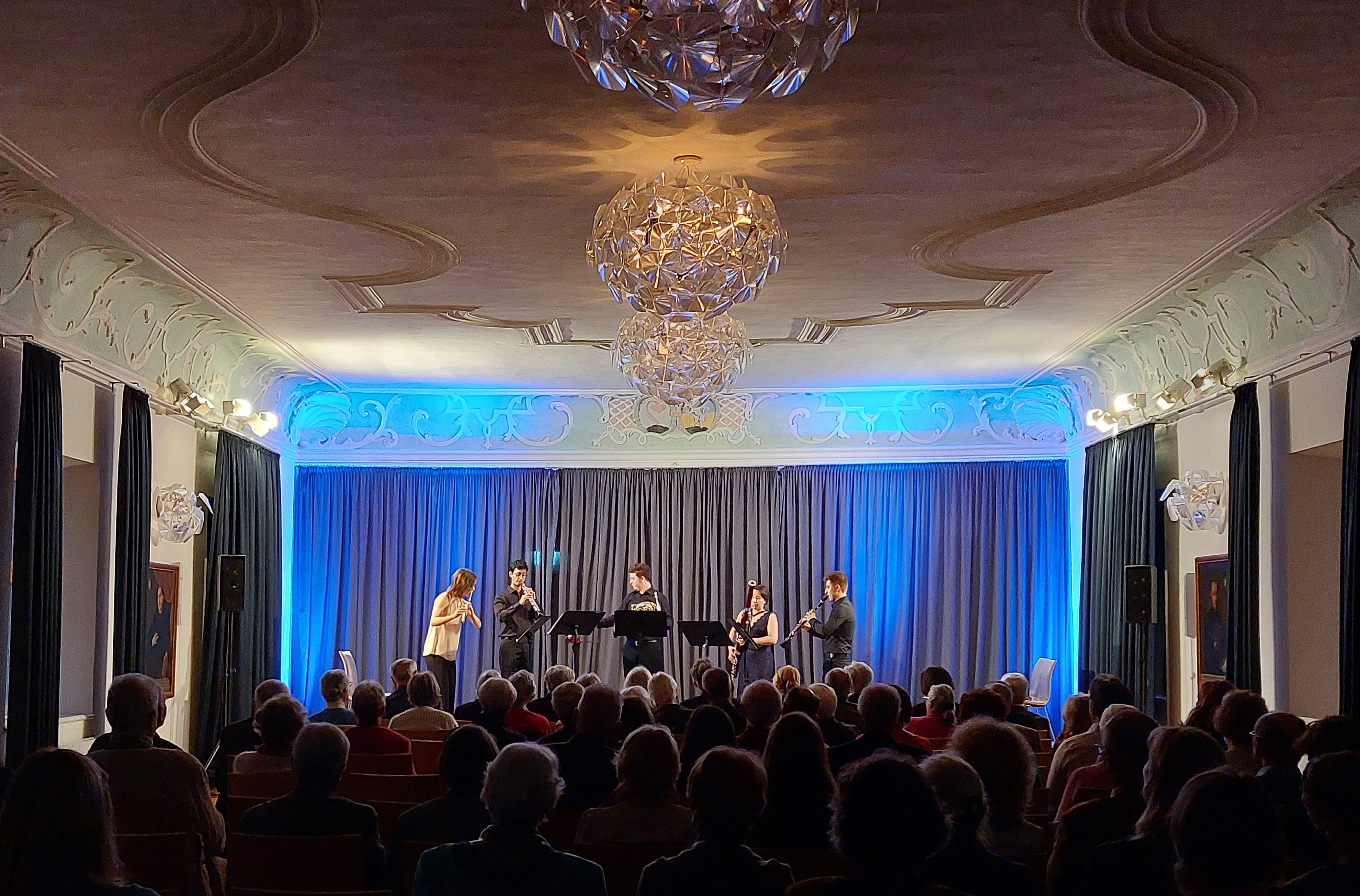 Blick in den Festsaal von Kloster Seeon bei einem klassischen Konzert