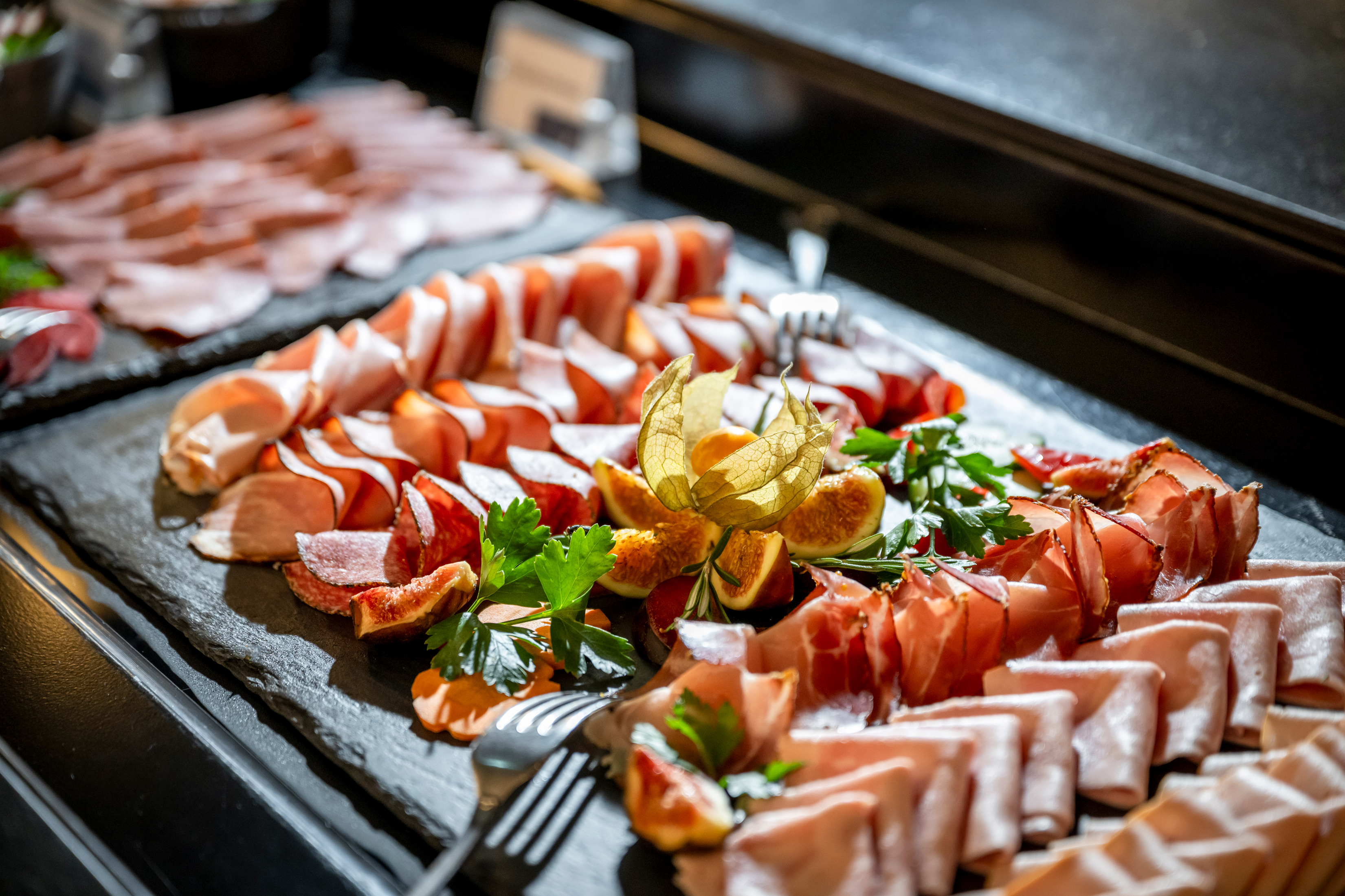 Wurst- und Schinkenplatte am Frühstücksbuffet