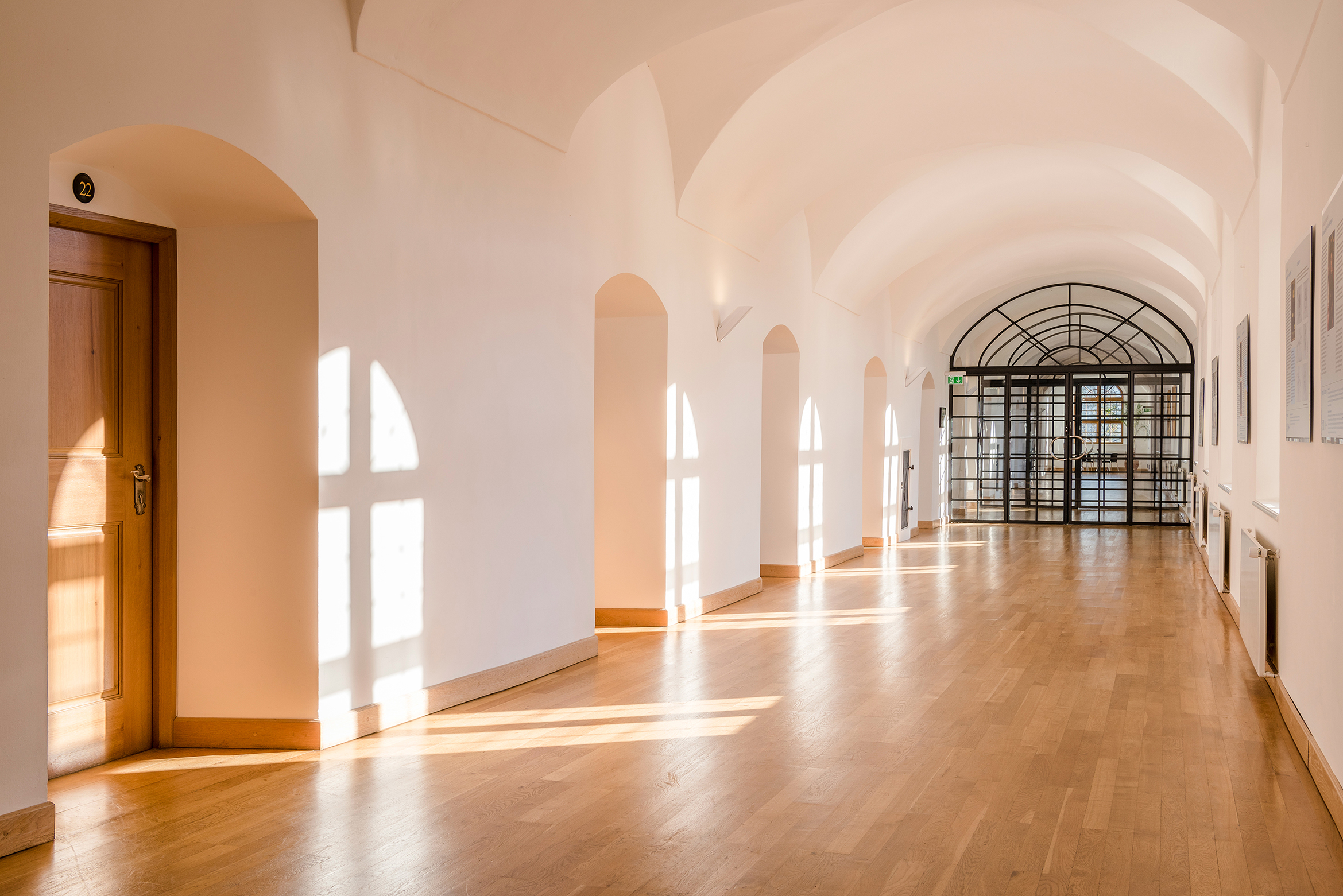 Gang zu den Zimmern in Kloster Seeon