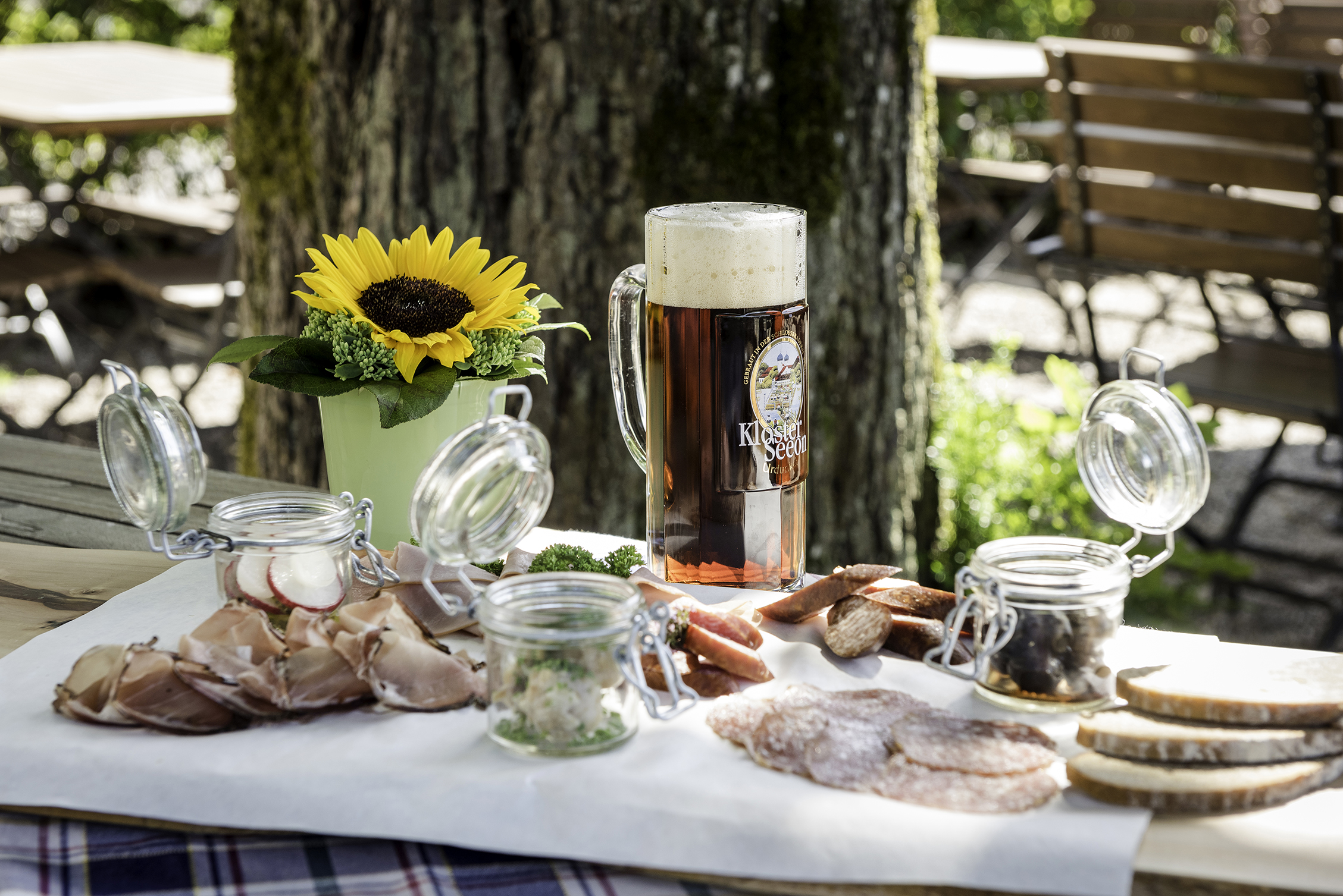 Brotzeit mit dunklem Kloster Seeon Bier