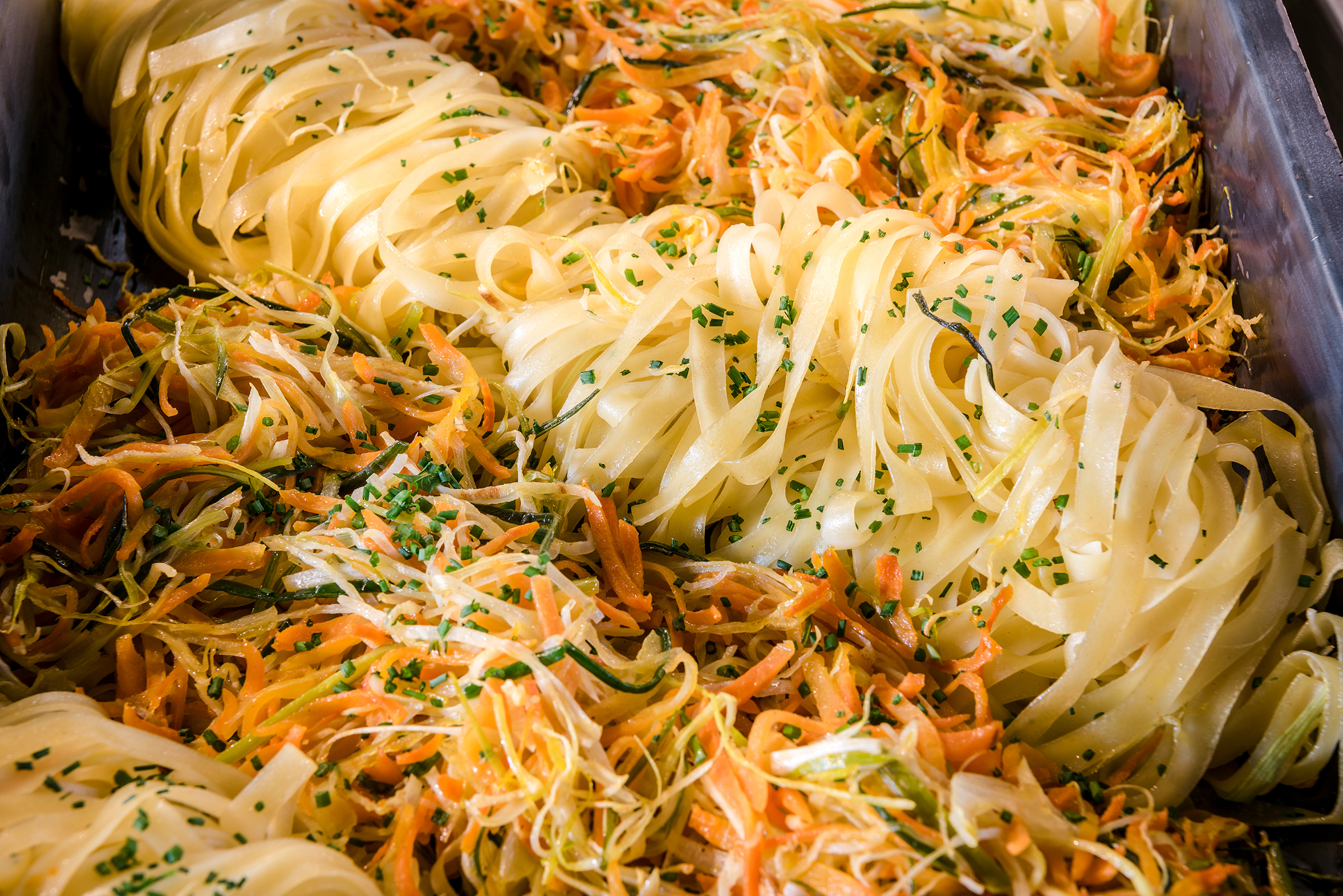 Nudeln und Gemüse am Buffet