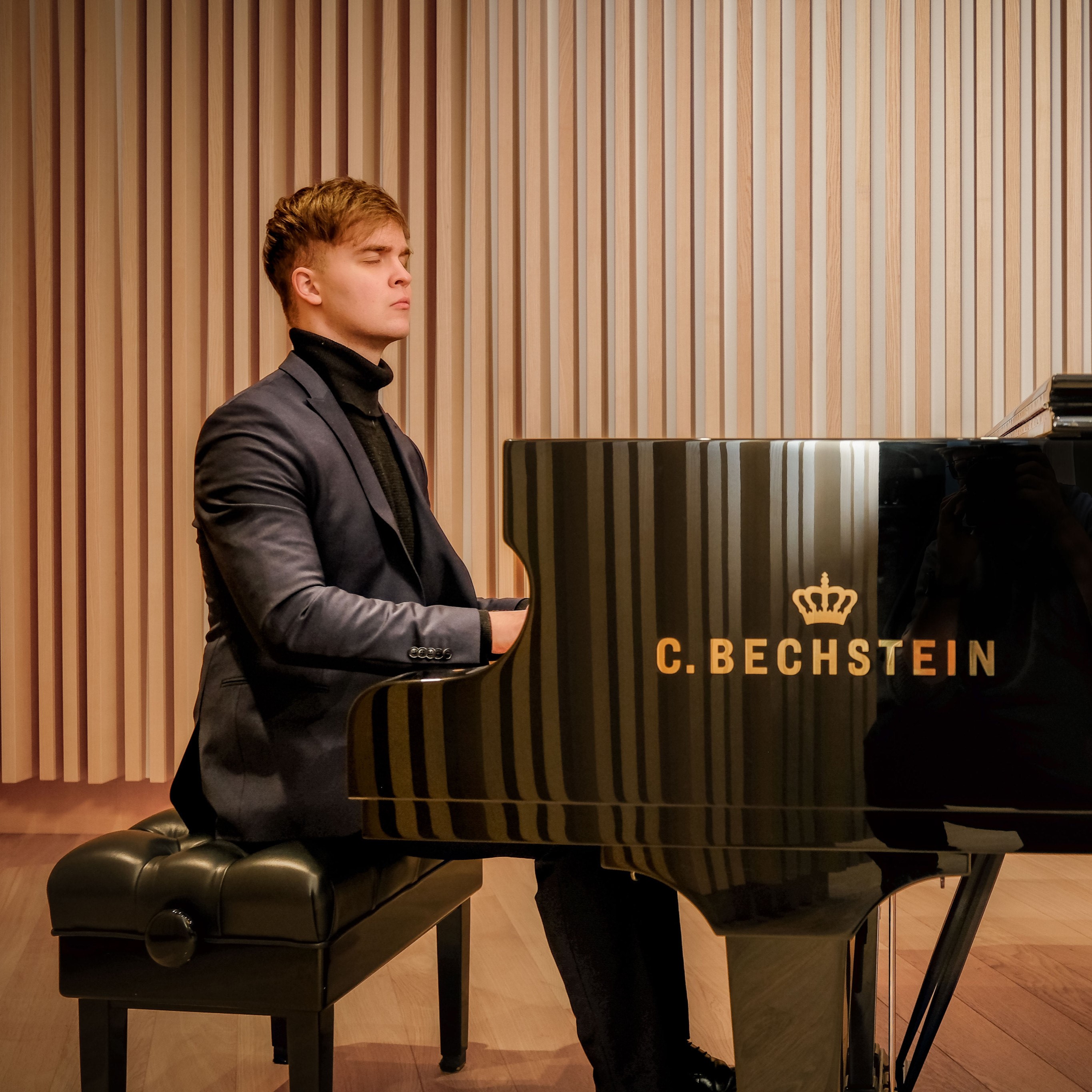 Der junge Hamburger Klavierkünstler Levi Schechtmann an einem Flügel führt am Ostersonntag, 31.3. um 17 Uhr seine HipHop x Klassik"-Neuinterpretationen auf.