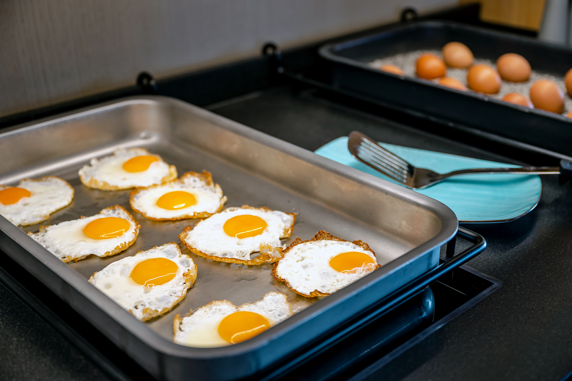 Spiegeleier und gekochte Eier am Frühstücksbuffet