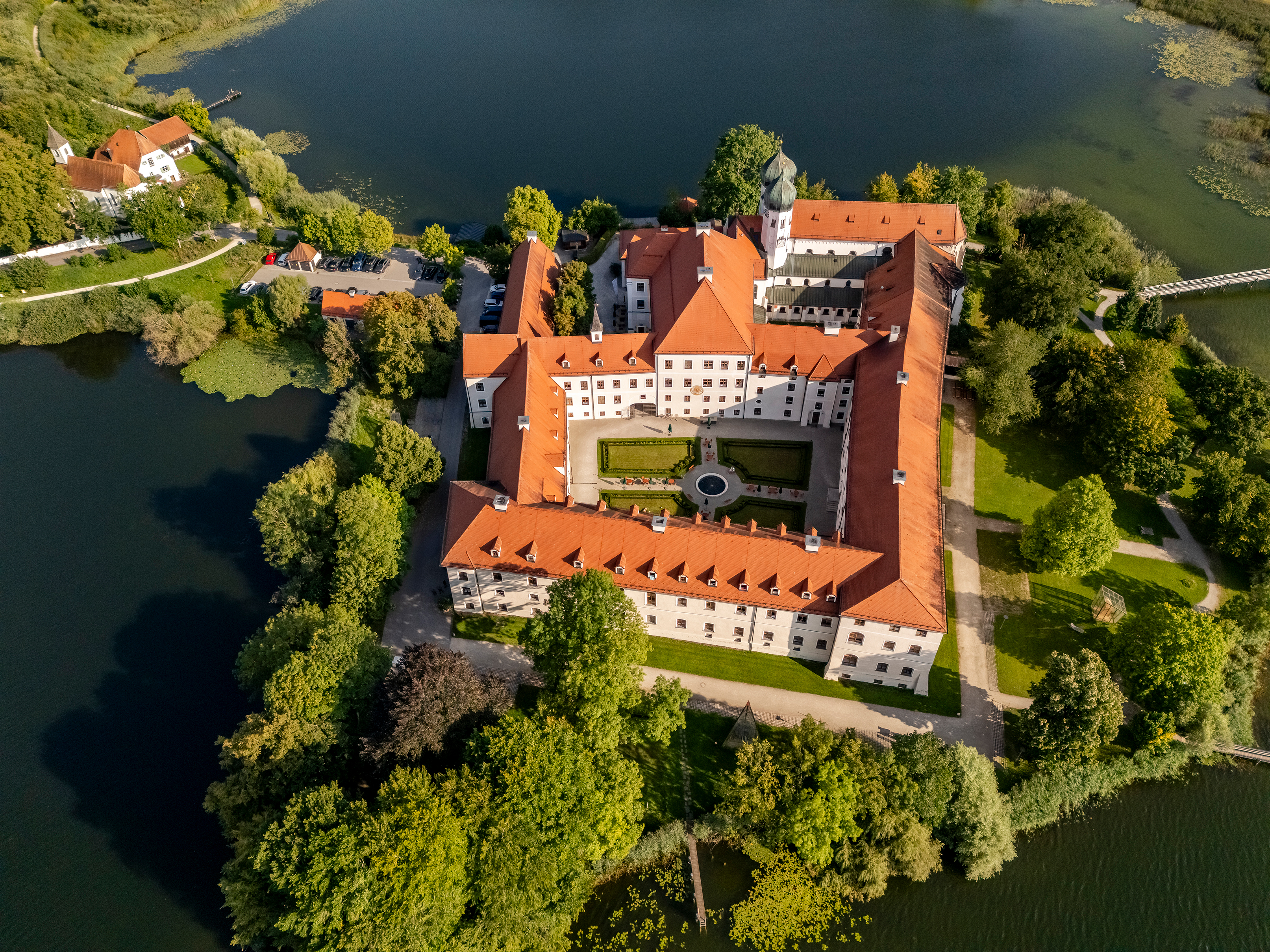 Blick von oben auf Kloster Seeon