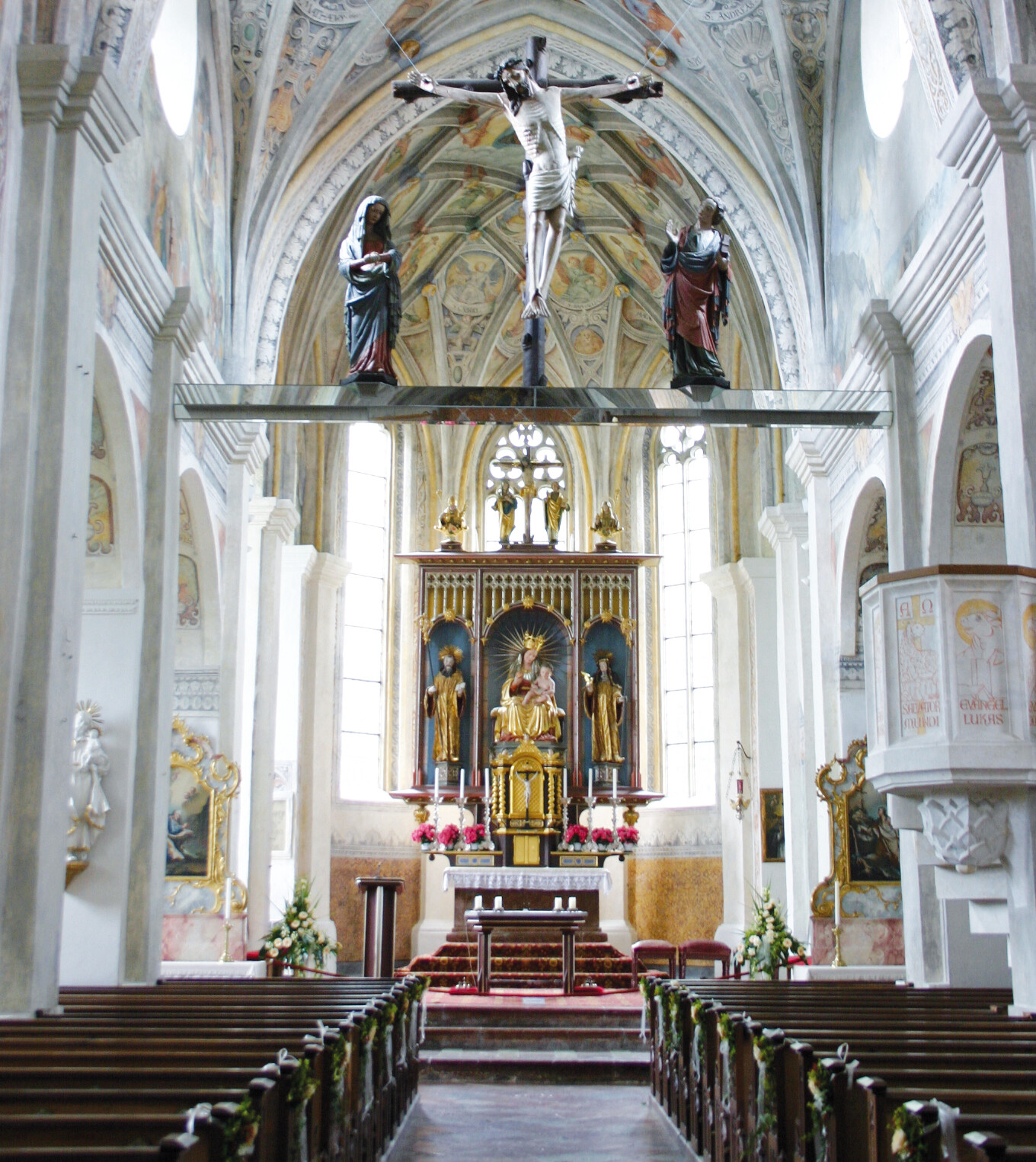 Blick in den Altarraum der ehemaligen Klosterkirche St. Lambert