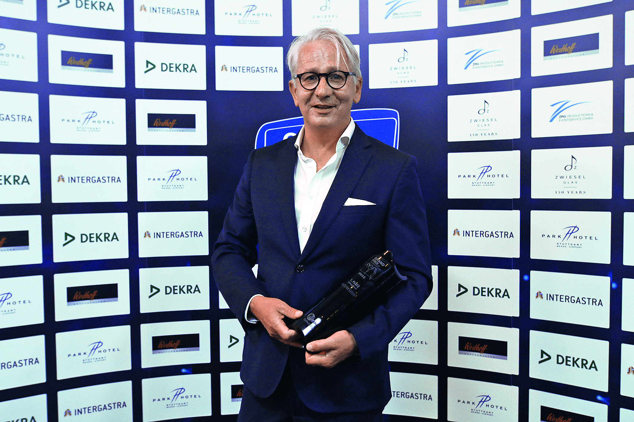 Gerald Schölzel mit der Siegertrophäe im Parkhotel Stuttgart