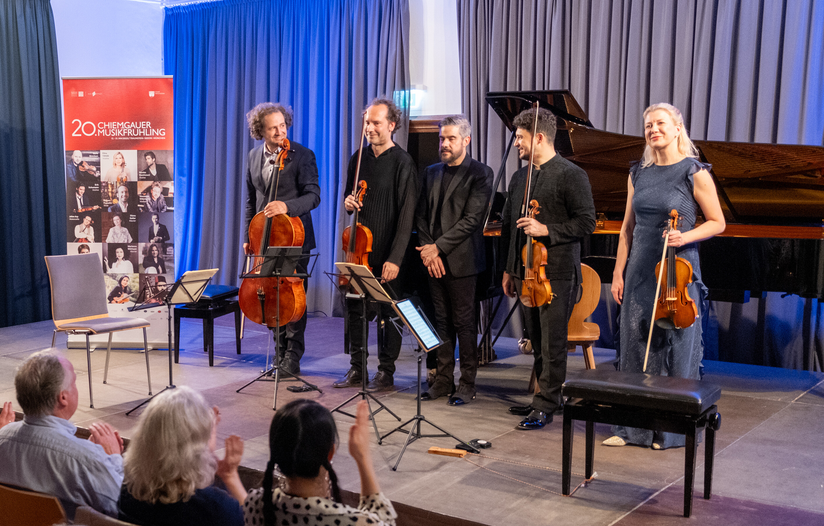 Fünf Musiker des Chiemgauer Musifrühlings stehen auf der Bühne im Festsaal von Kloster Seeon und werden vom Publikum beklatscht