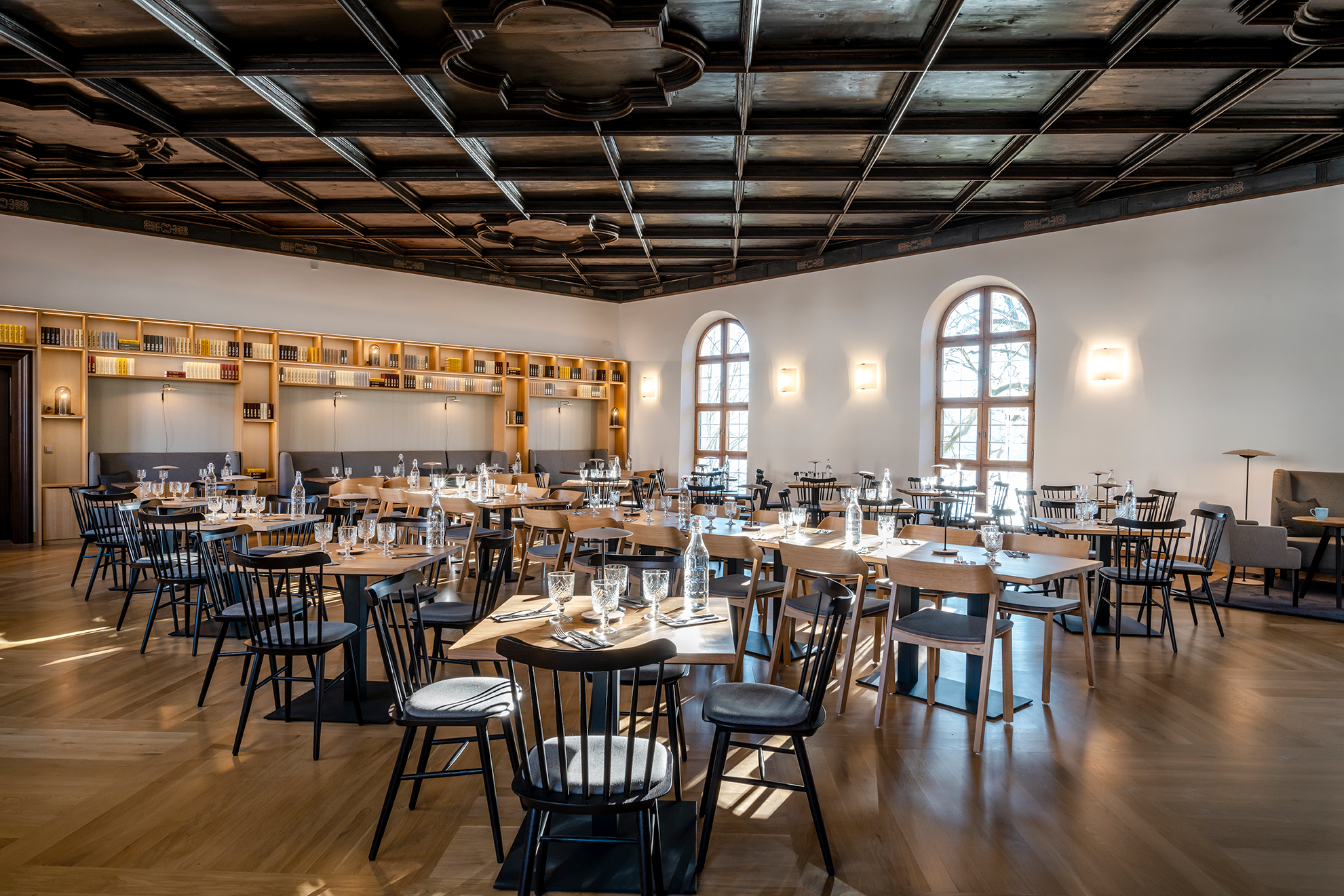 Restaurant Ex libris mit gedeckten Tischen für das Mittagessen der Seminargäste