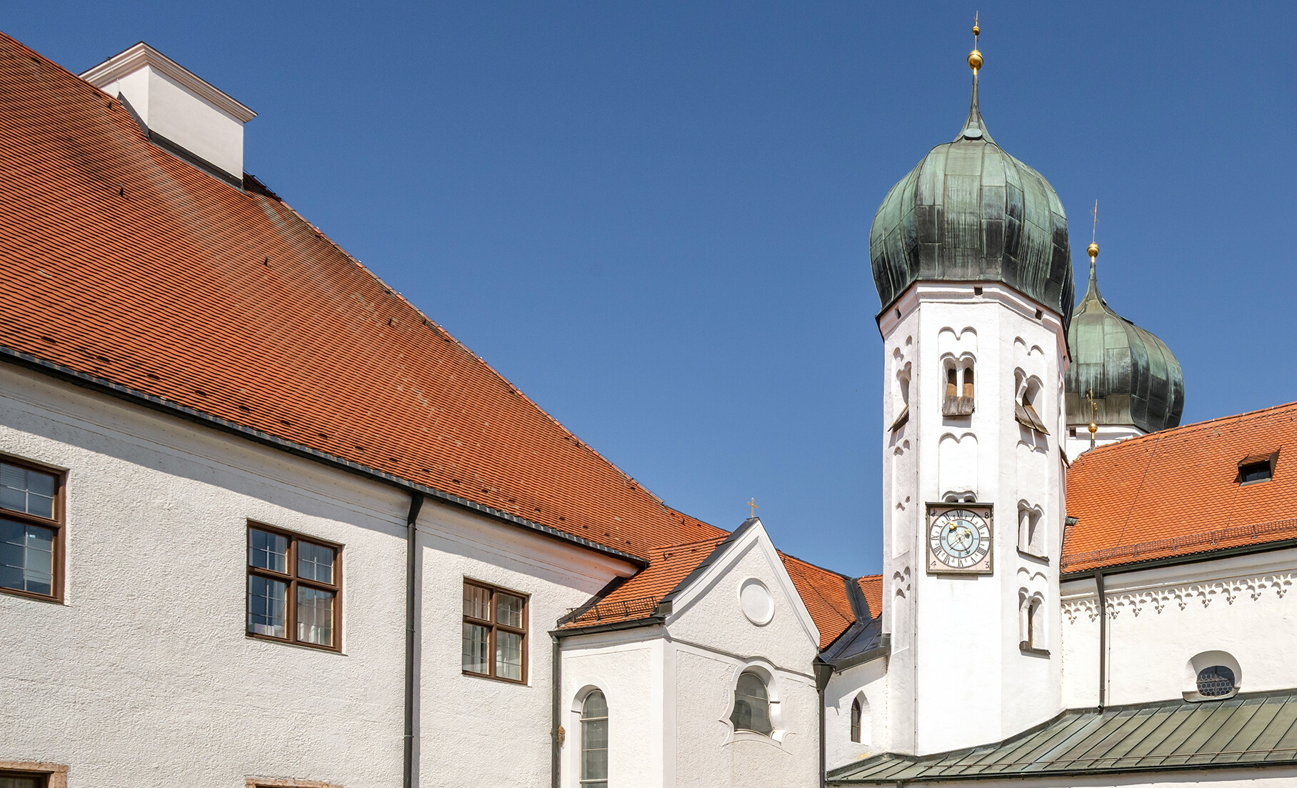 Blick aus dem Kreuzganginnenhof auf die Zwiebeltürme