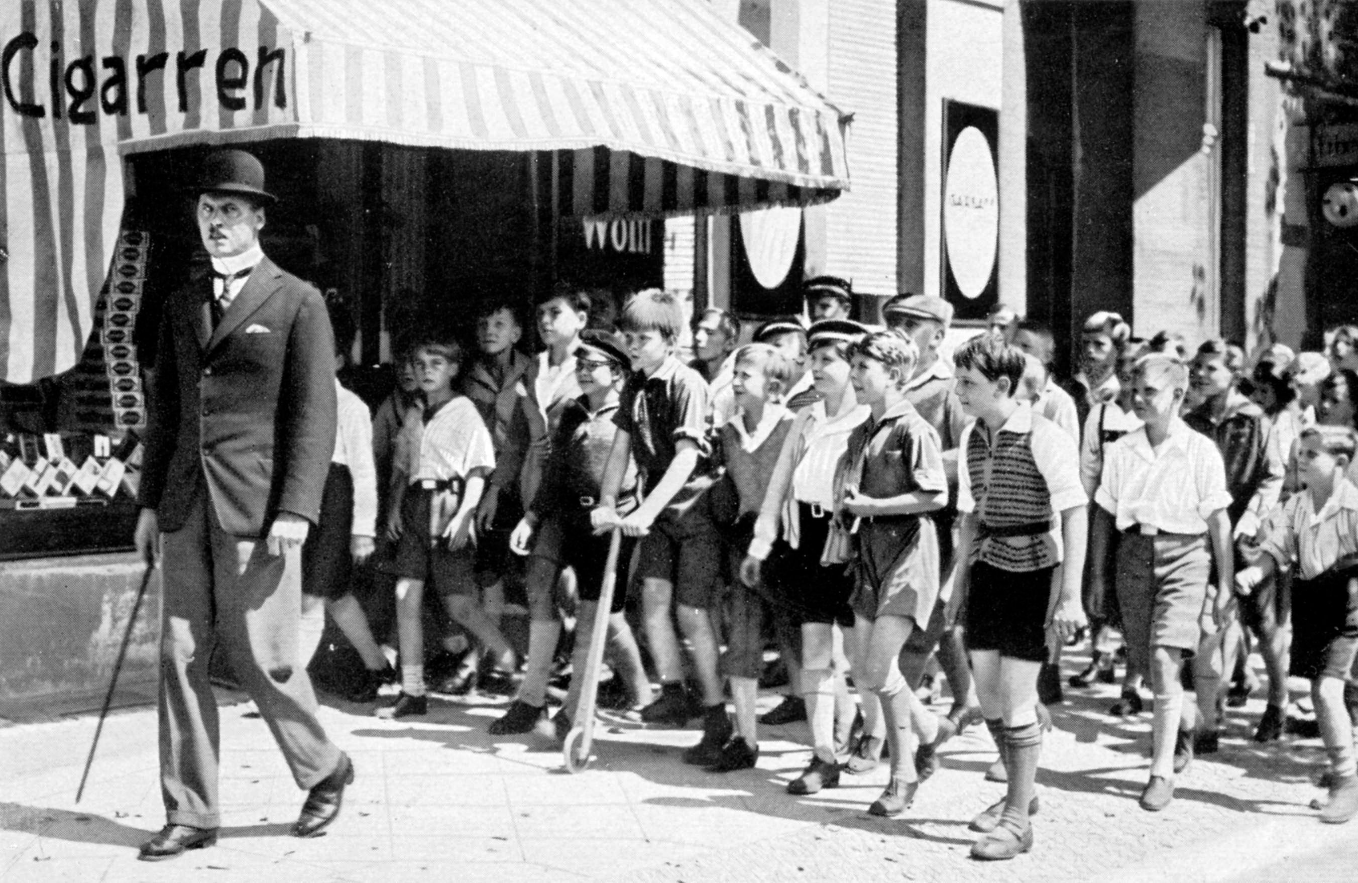 Grundeis (Fritz Rasp) und die Detektive