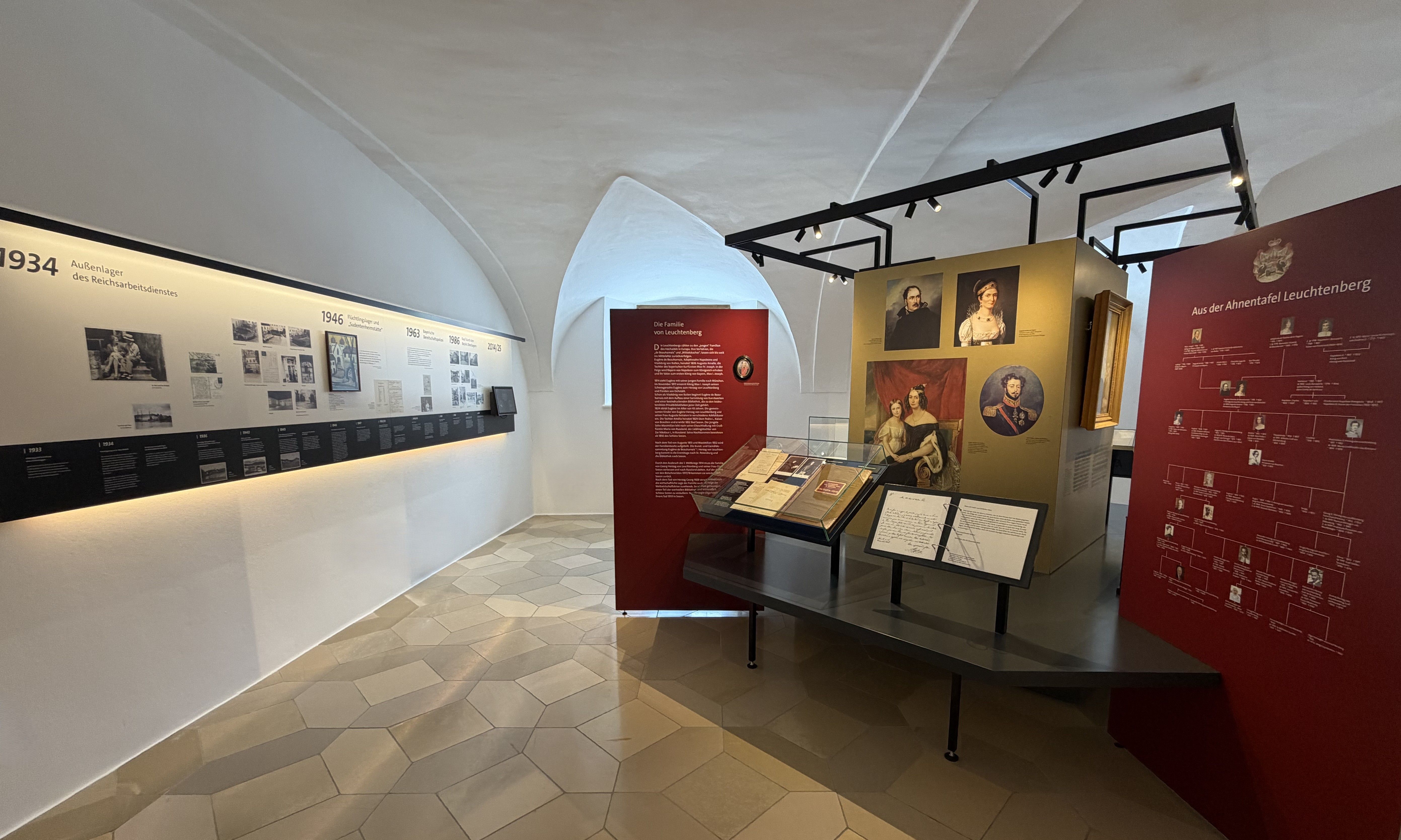 Blick in den Raum der Dauerausstellung Kloster Seeon &ndash; 994 bis heute