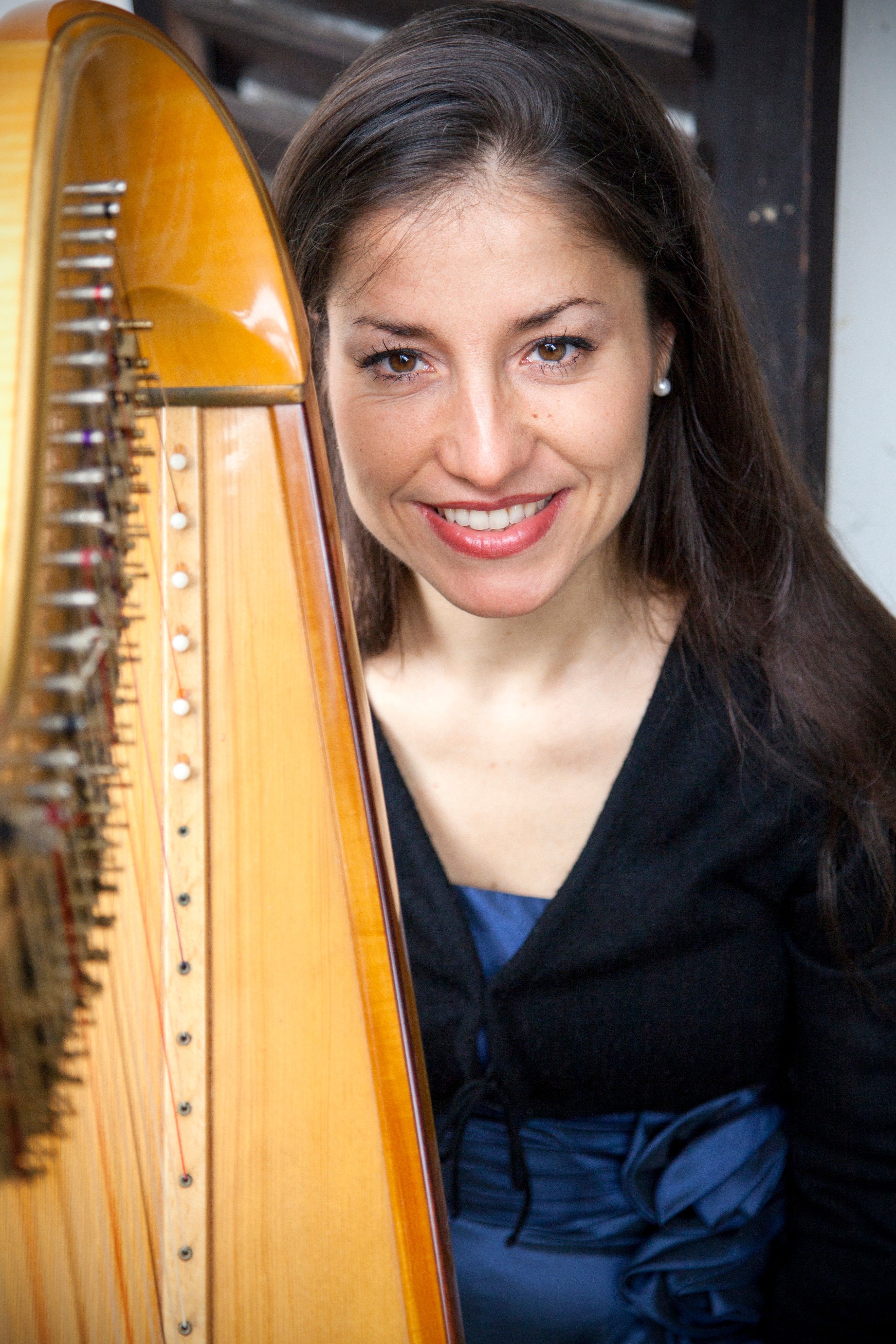Sarah Cocco mit Harfe im Vordergrund