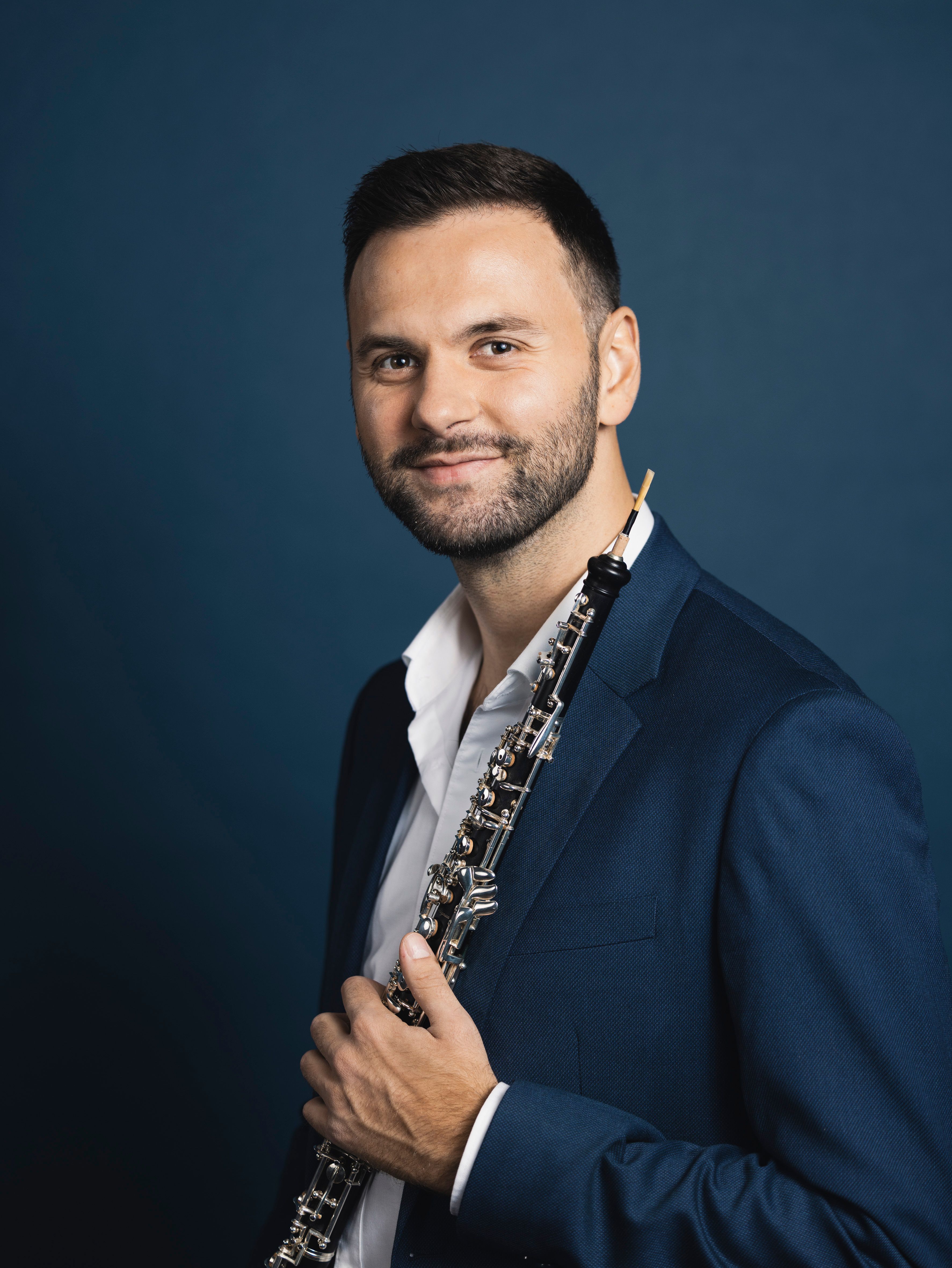 Ilyes Boufaden Adloff mit Klarinette in der Hand 