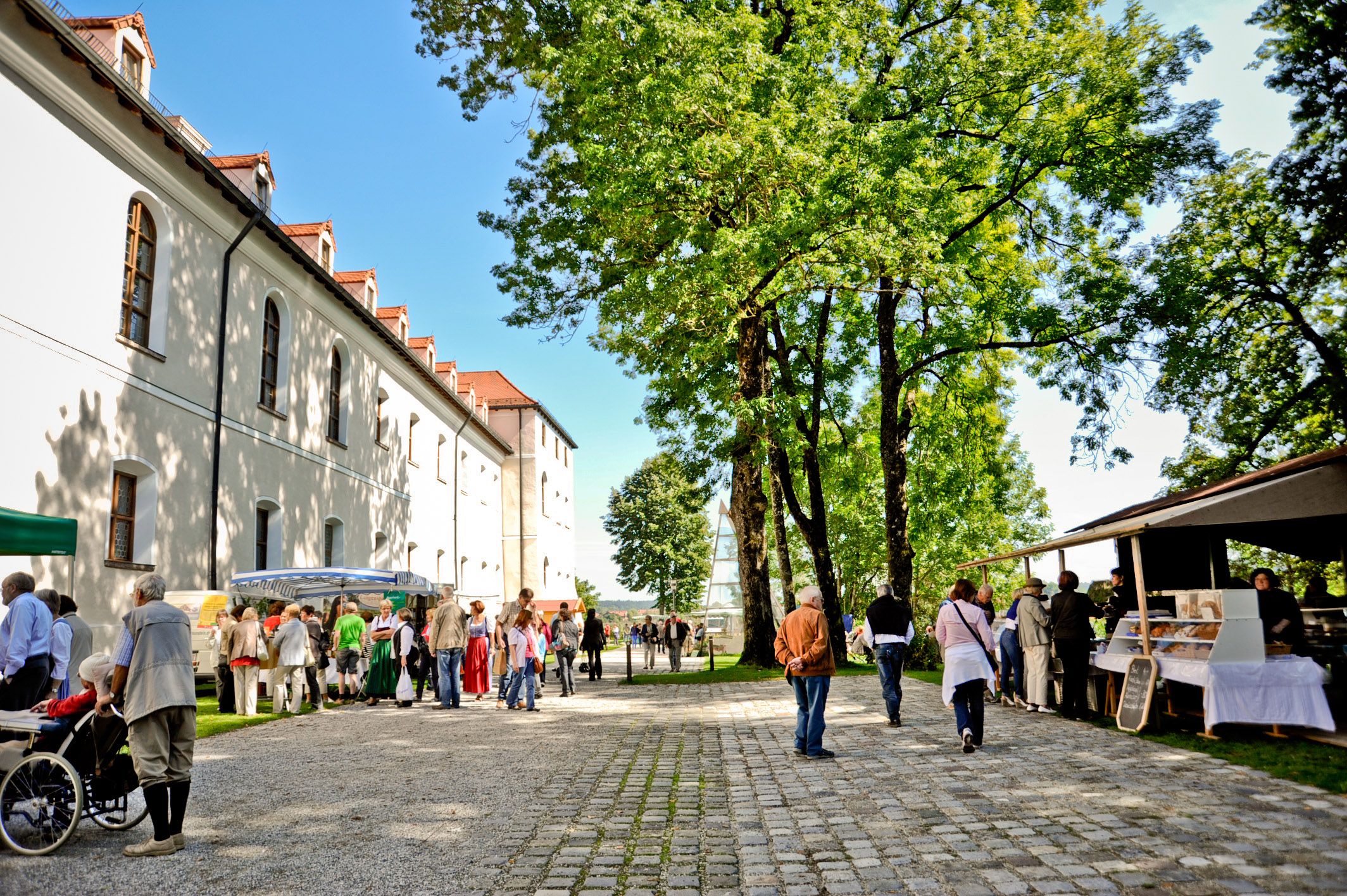 Markst&auml;nde auf der Halbinsel in Kloster Seeon mit vielen Besuchern.