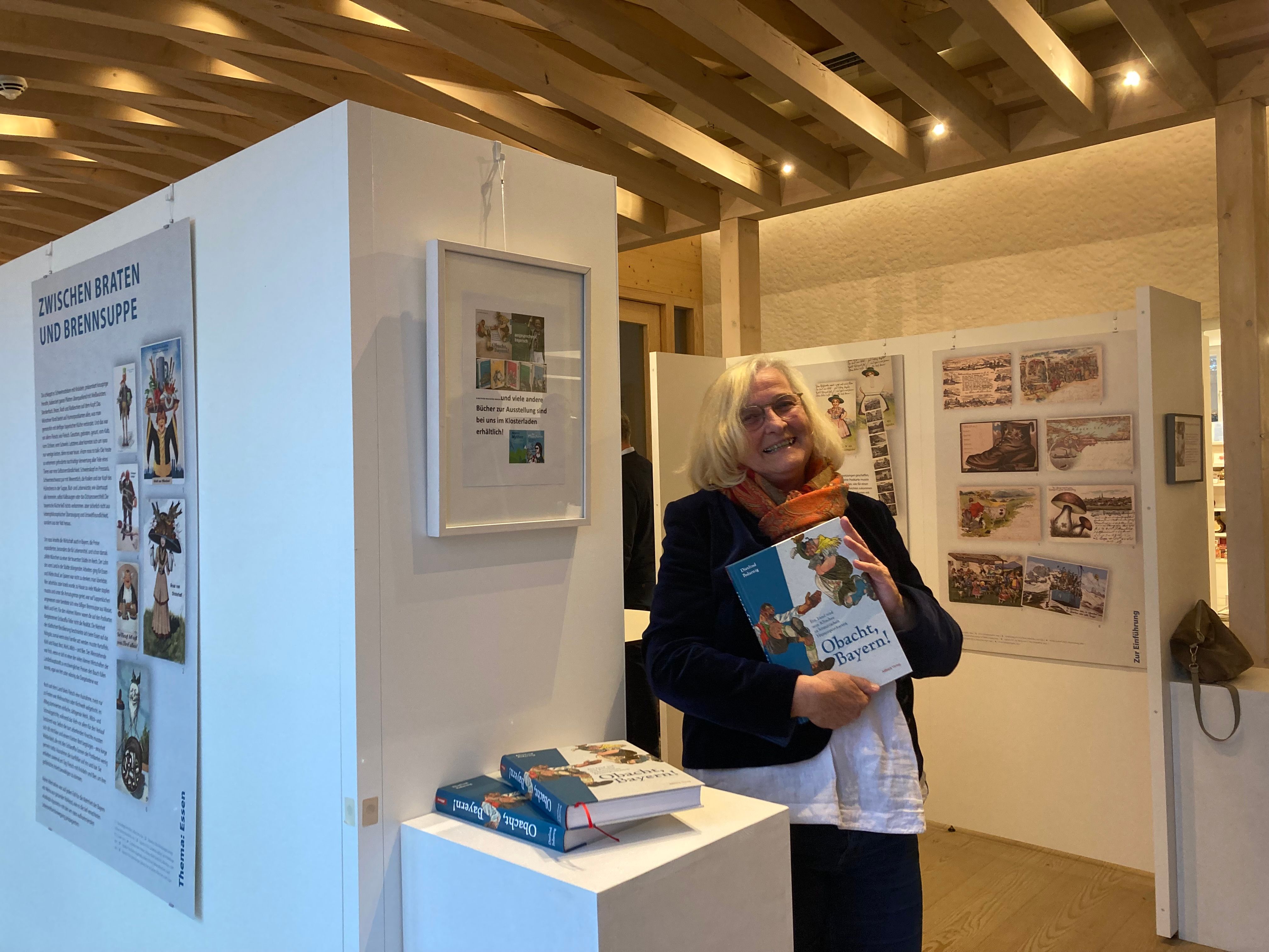 Dietlind Pedarnig präsentiert das Buch "Obacht, Bayern" im Mesnerhaus bei Kloster Seeon