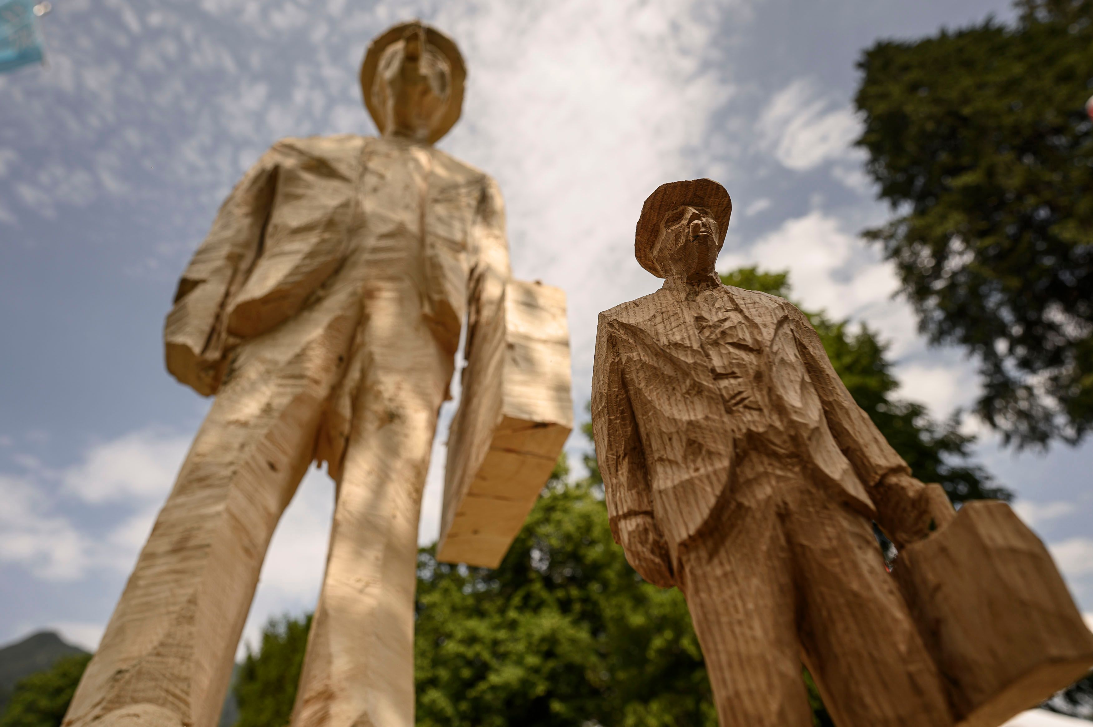 Die grauen Herren als Holzskulpturen der Berufsfachschule für Holzbildhauerei Garmisch-Partenkirchen (c) Philipp Guelland