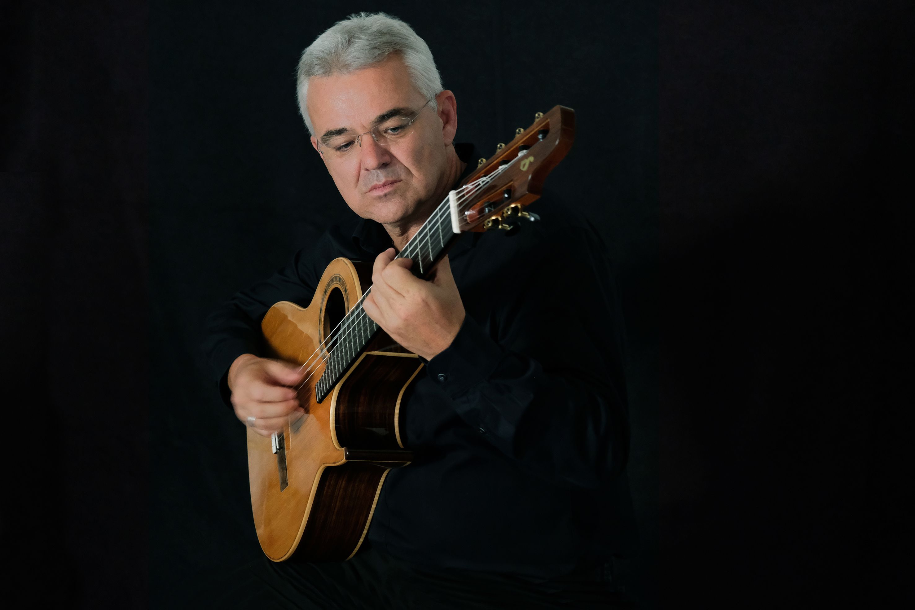 Der Gitarrist Volker Luft am 11.7.2026 beim Konzert in der Walburgiskirche bei Kloster Seeon. 