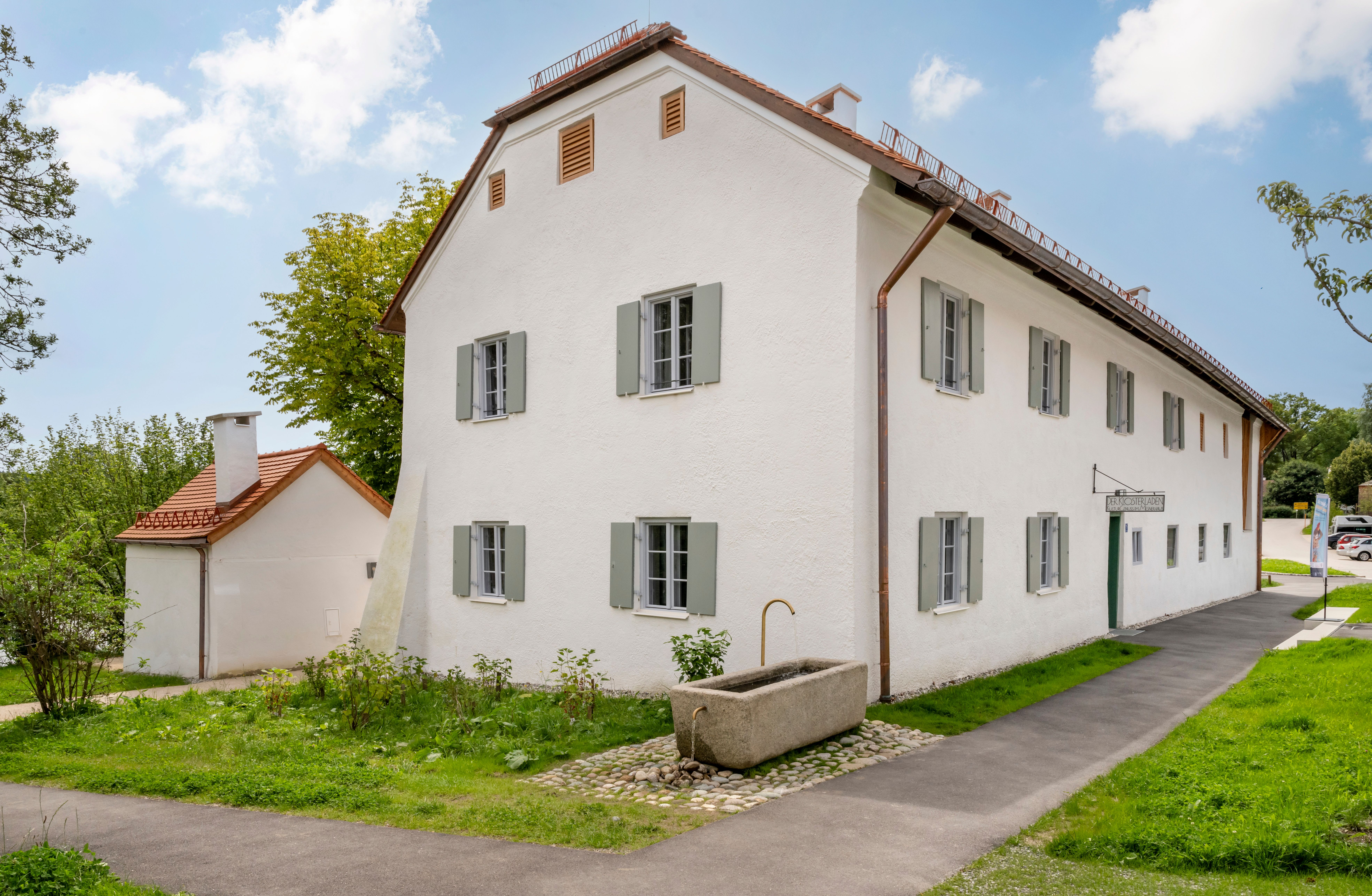 Mesnerhaus Kloster Seeon mit Klosterladen und Ausstellungsraum 