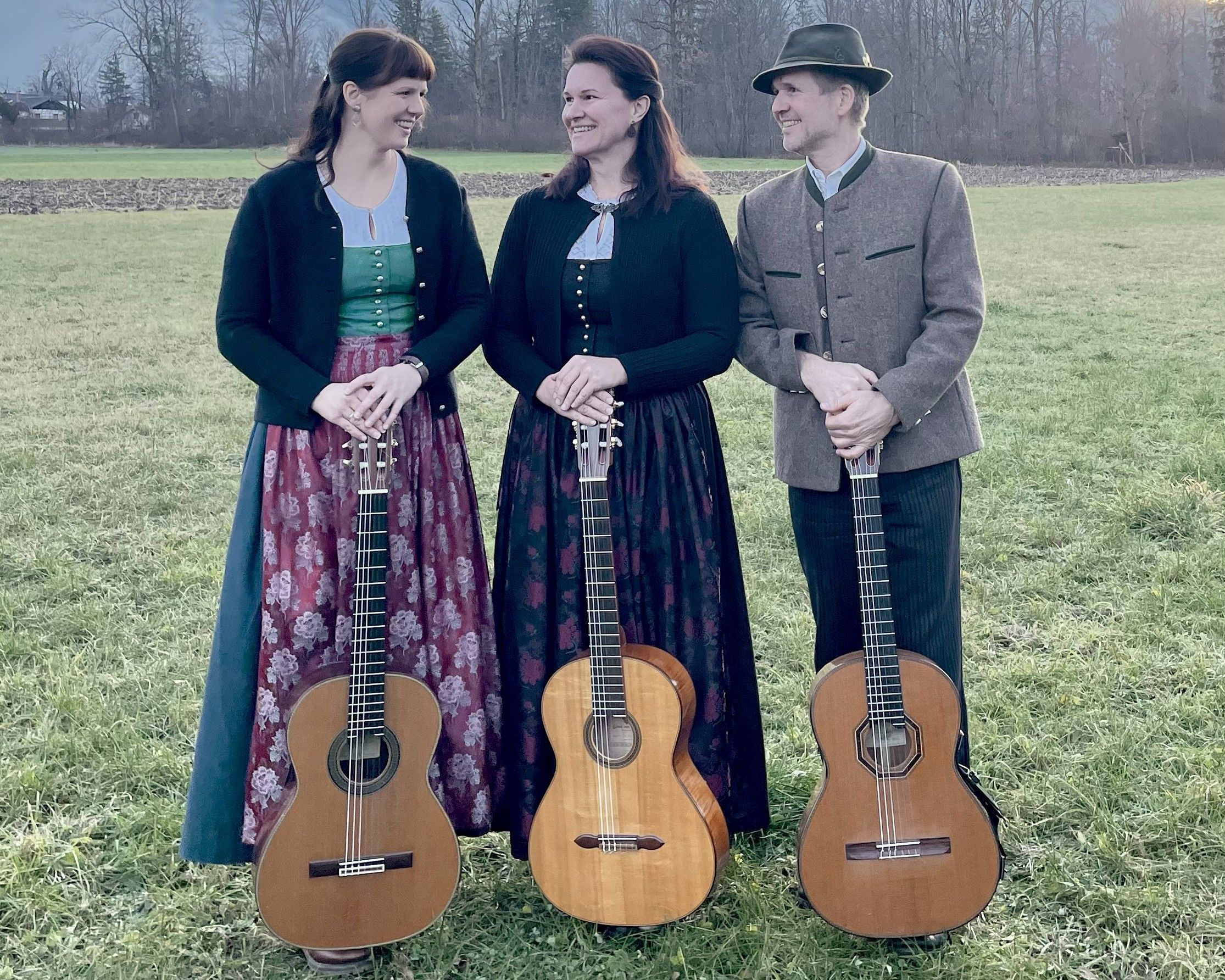 Musikanten Monika Schroller (Gitarre), 
Robert Sinhart (Gitarre) und 
Susanne Dr&auml;xl-Sinhart (Gitarre)