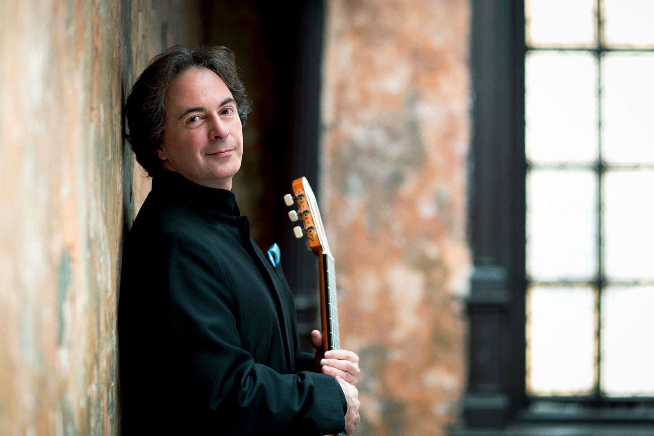 Der Gitarrist Christoph Denoth konzertiert am 11.8.2026 bei Suchers Seeoner Leidenschaften in Kloster Seeon.