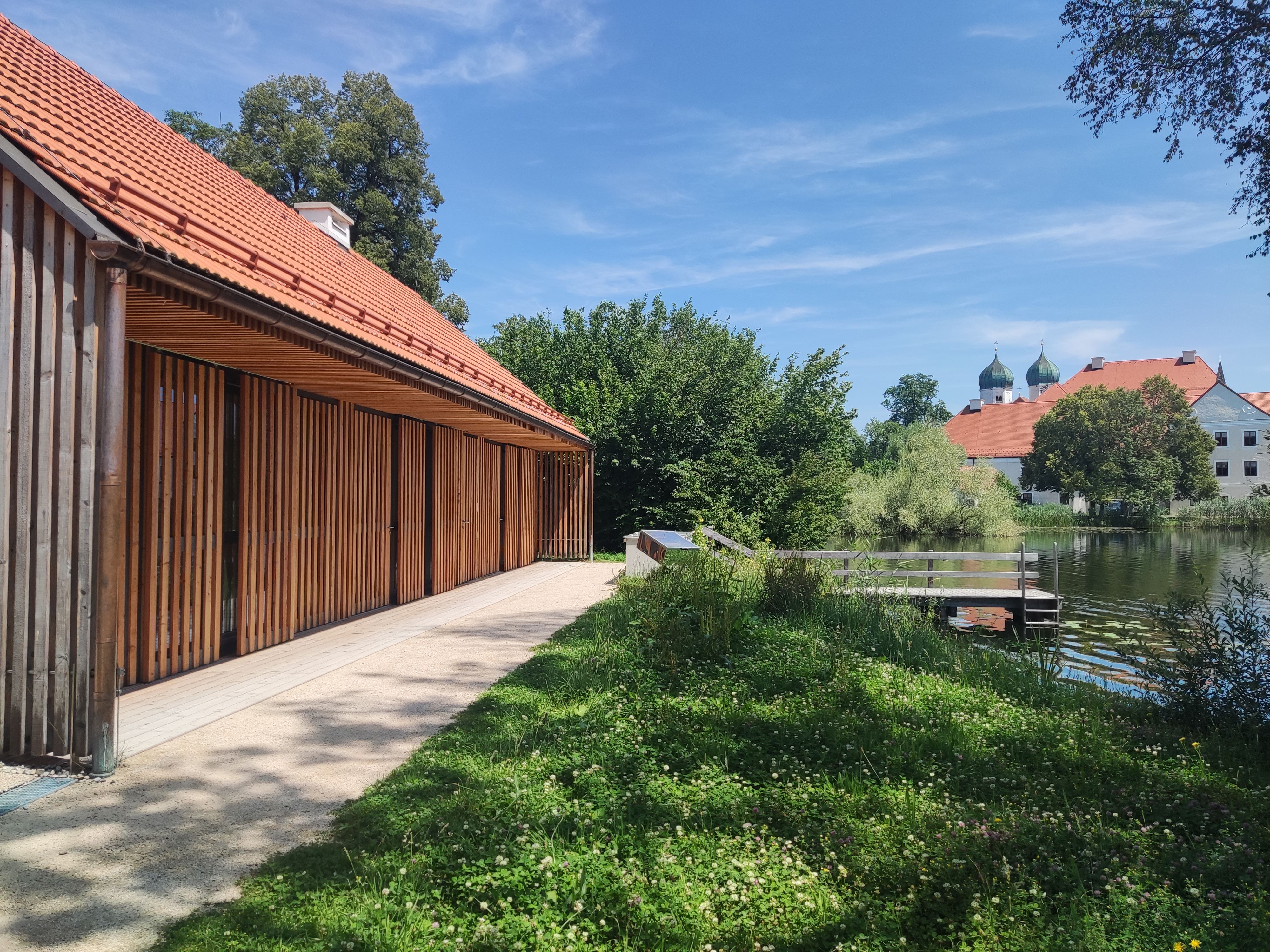 Fachzentrum Fisch und Biene der Fachberatungen f&uuml;r Fischerei und Imkerei des Bezirks Oberbayern bei Kloster Seeon