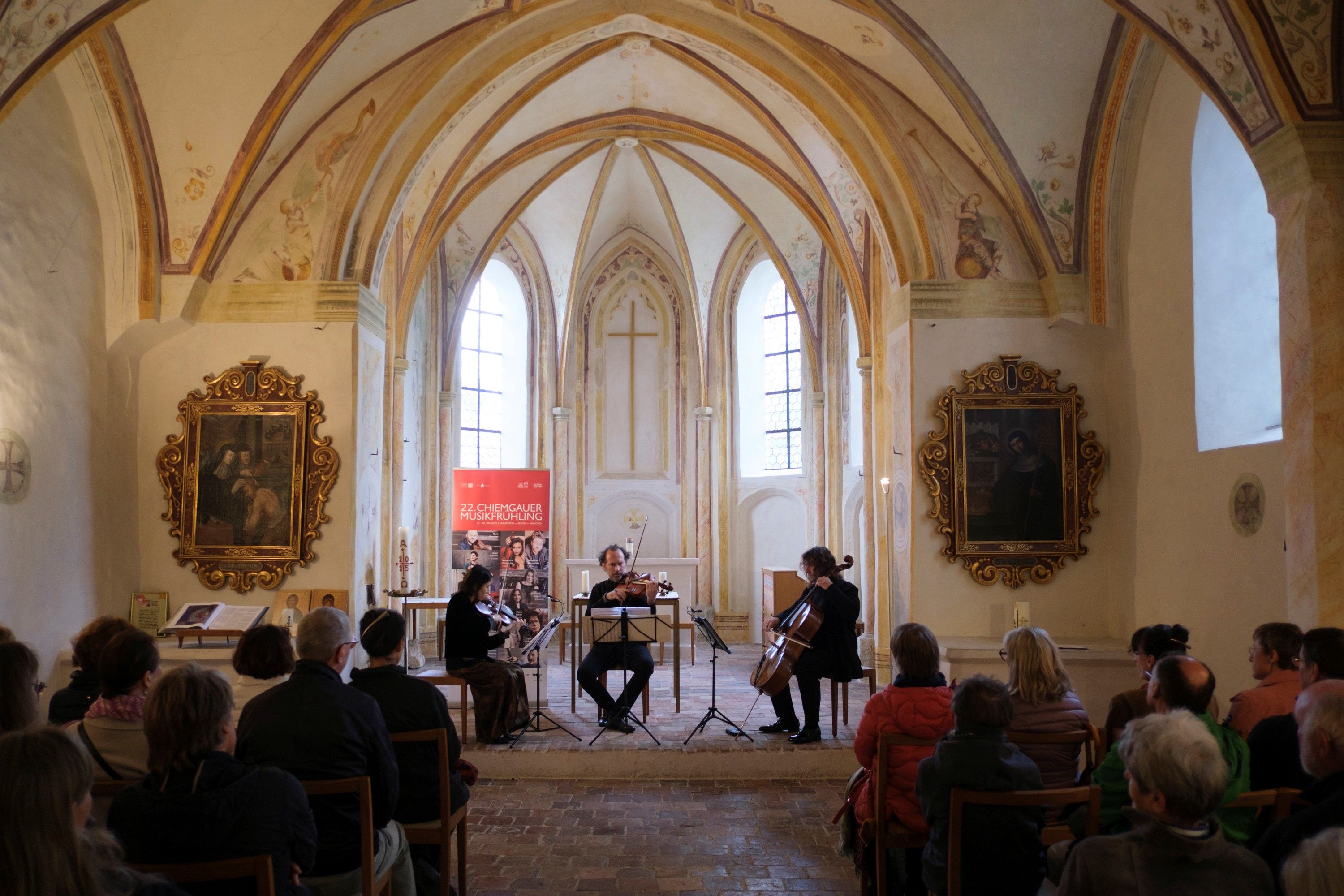 Natasha Tchitch, Razvan Popovici, Justus Grimm beim CMF 2025 in der Walburgiskirche in Kloster Seeon.