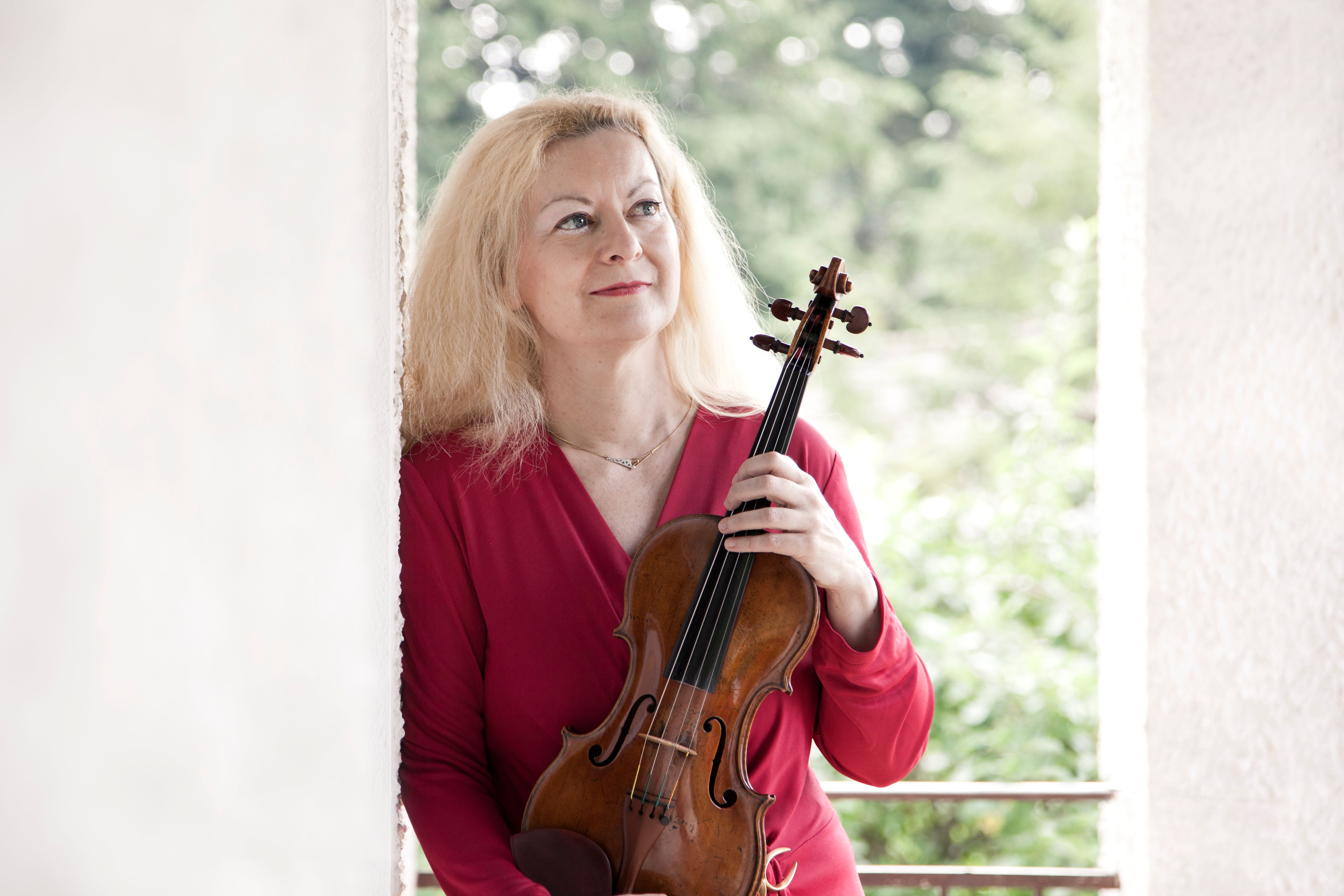 Katrin Ambrosius mit Geige in der Hand