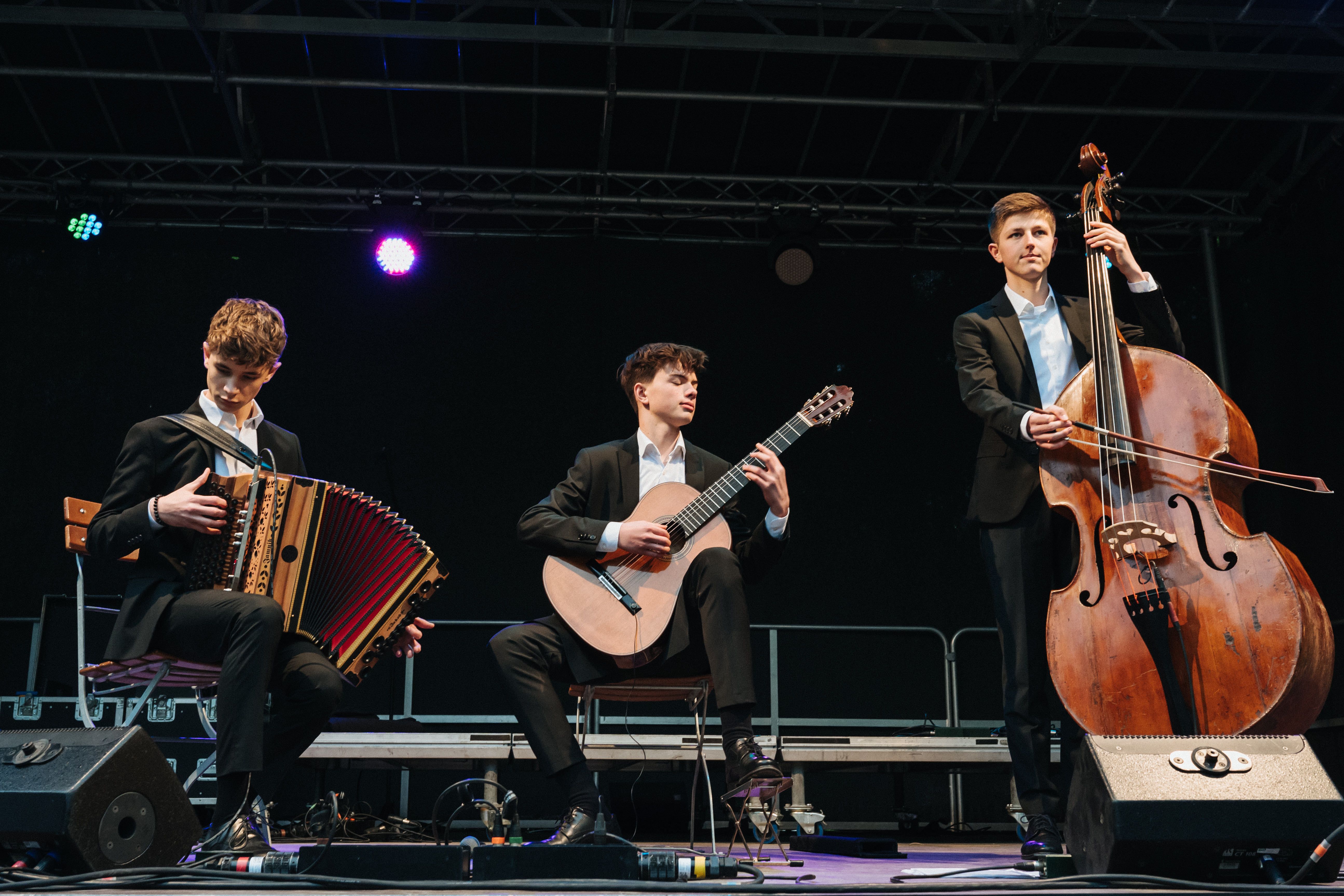 Trio 34u, Jakob Kastner, Benno Panhans und Raphael Bauer auf der B&uuml;hne mit den Instrument Steirische Harmonika, Gitarre und Kontrabass